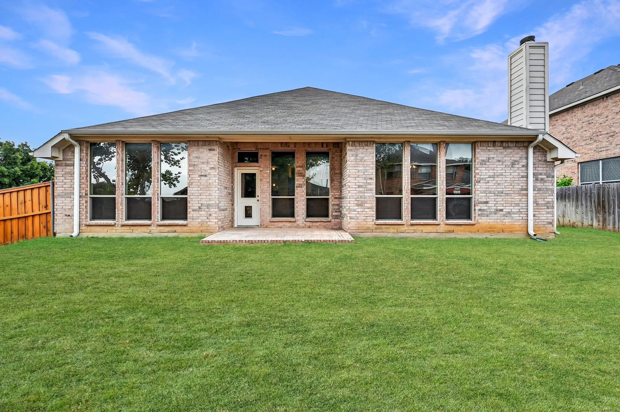 Single Family Residence For Sale in Tarrant County , 14 Lucas Lane, Edgecliff Village, Texas 76134, 4 Bedroom, 2 Bathroom, 2 Garage spaces, 2,416 Sqft, built in 2009, mls#21369635, Real Estate Agent in Edgecliff Village, Homes For Sale in Tarrant county, Homes For Sale in Edgecliff Village, Realtor in Edgecliff Village Texas, Real Estate Brokerage Independent Realty Texas, Luminita Cordes Realtor
