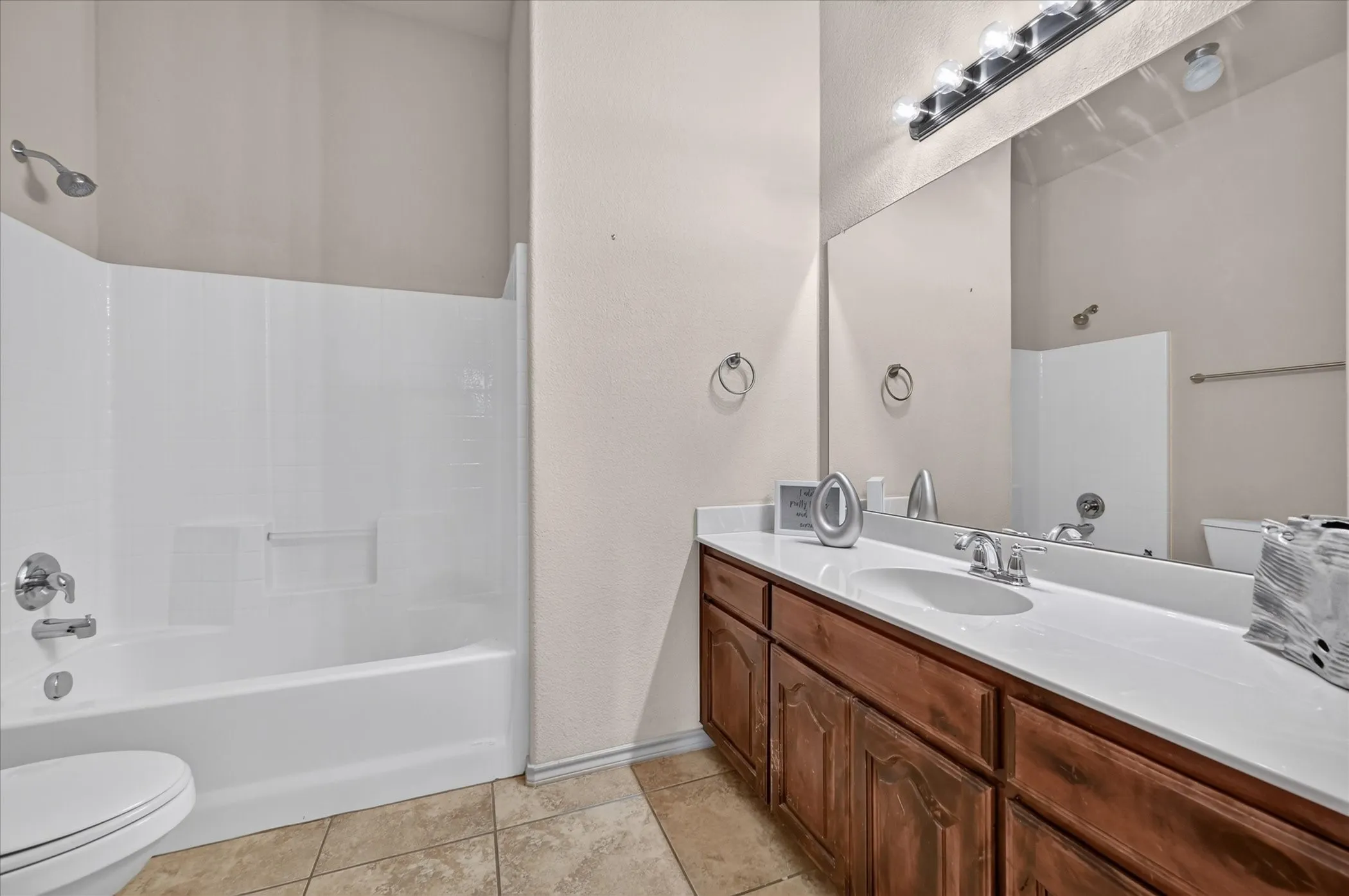 Single Family Residence For Sale in Tarrant County , 14 Lucas Lane, Edgecliff Village, Texas 76134, 4 Bedroom, 2 Bathroom, 2 Garage spaces, 2,416 Sqft, built in 2009, mls#21369635, Real Estate Agent in Edgecliff Village, Homes For Sale in Tarrant county, Homes For Sale in Edgecliff Village, Realtor in Edgecliff Village Texas, Real Estate Brokerage Independent Realty Texas, Luminita Cordes Realtor