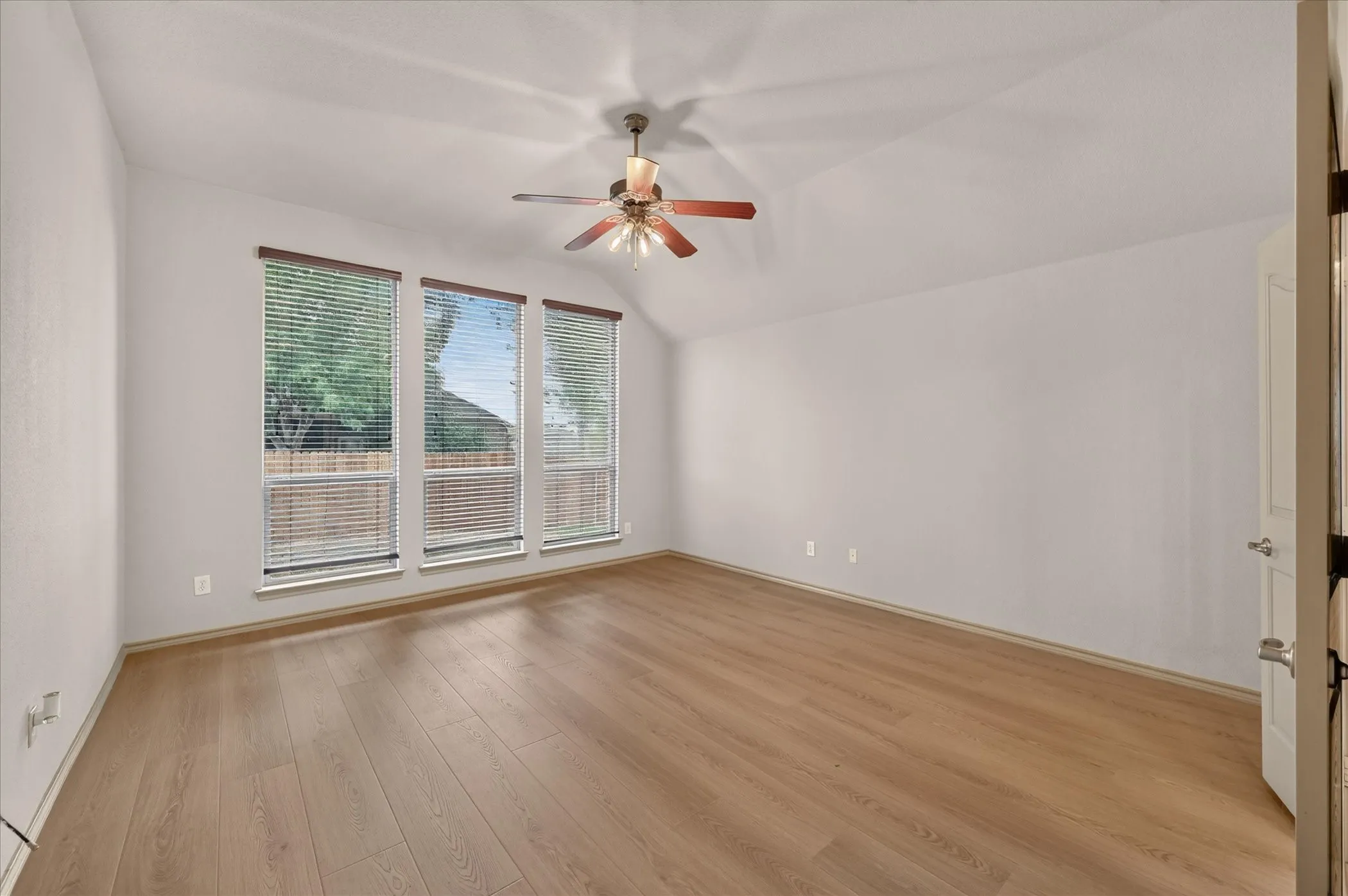 Single Family Residence For Sale in Tarrant County , 14 Lucas Lane, Edgecliff Village, Texas 76134, 4 Bedroom, 2 Bathroom, 2 Garage spaces, 2,416 Sqft, built in 2009, mls#21369635, Real Estate Agent in Edgecliff Village, Homes For Sale in Tarrant county, Homes For Sale in Edgecliff Village, Realtor in Edgecliff Village Texas, Real Estate Brokerage Independent Realty Texas, Luminita Cordes Realtor