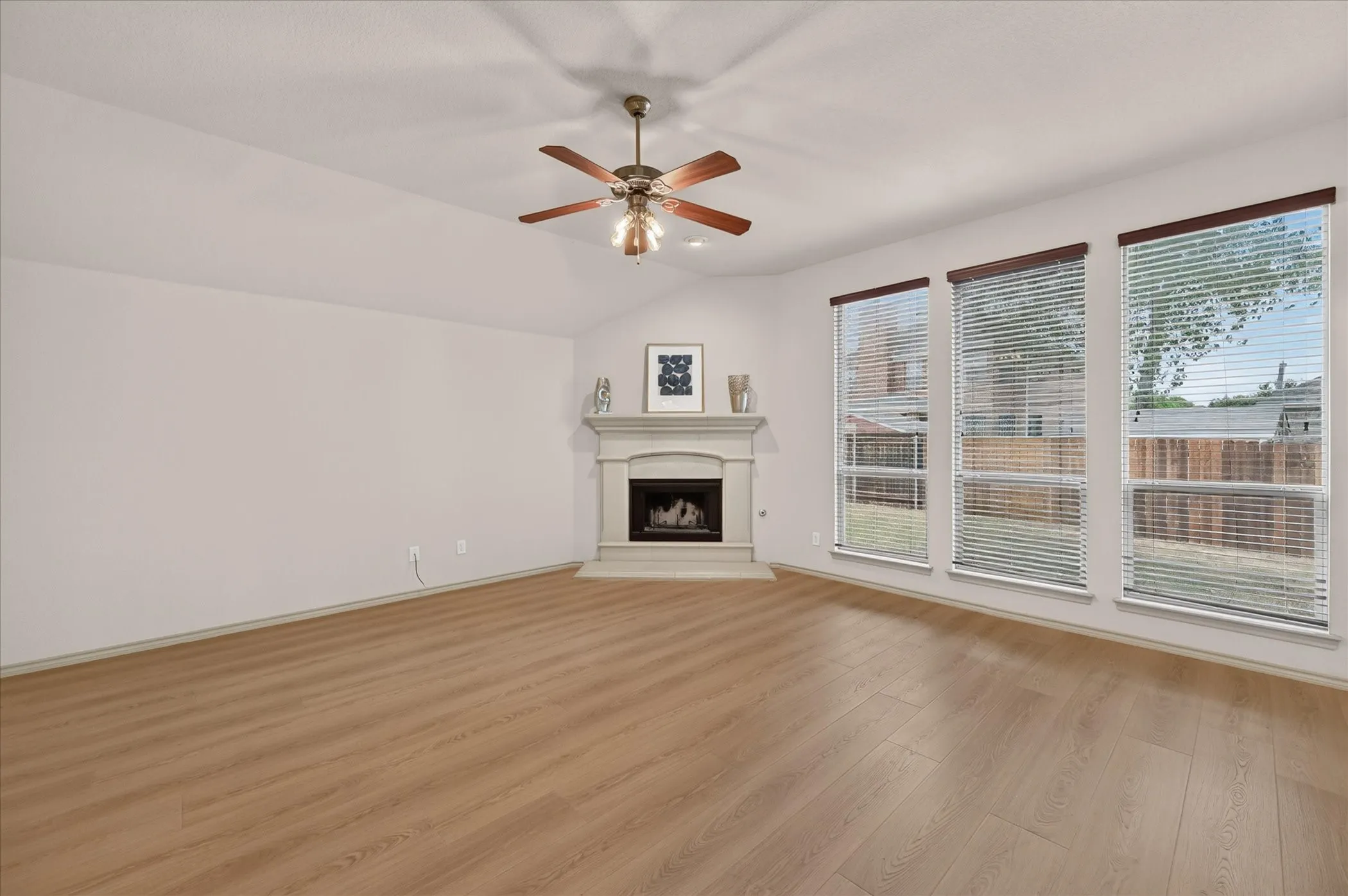 Single Family Residence For Sale in Tarrant County , 14 Lucas Lane, Edgecliff Village, Texas 76134, 4 Bedroom, 2 Bathroom, 2 Garage spaces, 2,416 Sqft, built in 2009, mls#21369635, Real Estate Agent in Edgecliff Village, Homes For Sale in Tarrant county, Homes For Sale in Edgecliff Village, Realtor in Edgecliff Village Texas, Real Estate Brokerage Independent Realty Texas, Luminita Cordes Realtor