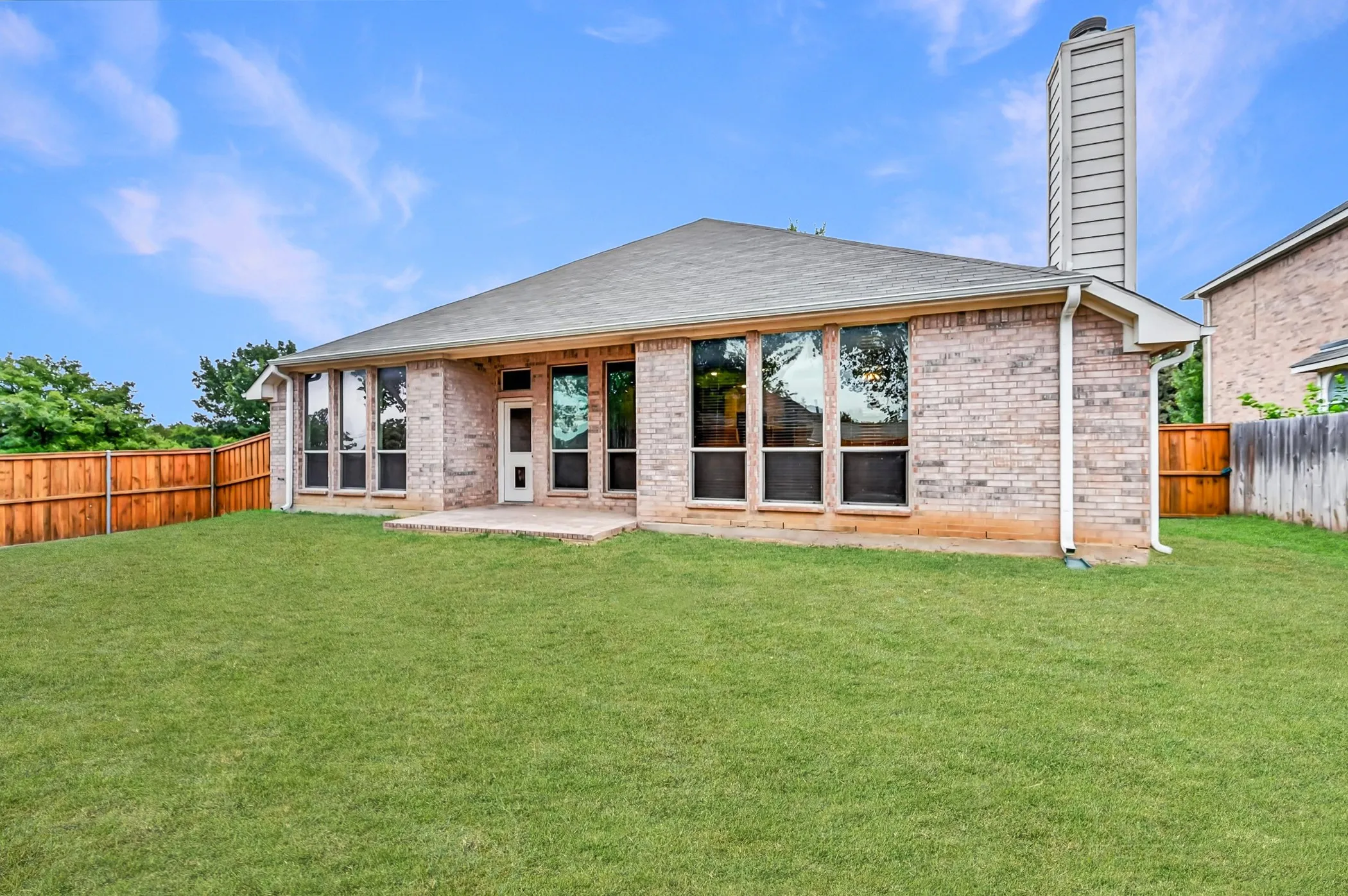 Single Family Residence For Sale in Tarrant County , 14 Lucas Lane, Edgecliff Village, Texas 76134, 4 Bedroom, 2 Bathroom, 2 Garage spaces, 2,416 Sqft, built in 2009, mls#21369635, Real Estate Agent in Edgecliff Village, Homes For Sale in Tarrant county, Homes For Sale in Edgecliff Village, Realtor in Edgecliff Village Texas, Real Estate Brokerage Independent Realty Texas, Luminita Cordes Realtor