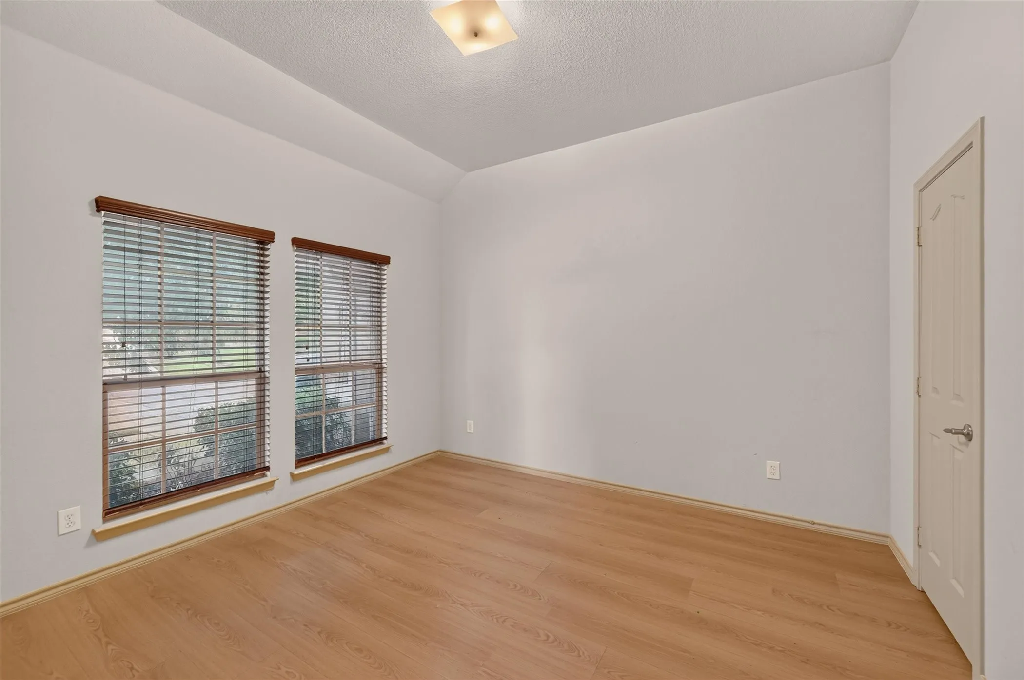 Single Family Residence For Sale in Tarrant County , 14 Lucas Lane, Edgecliff Village, Texas 76134, 4 Bedroom, 2 Bathroom, 2 Garage spaces, 2,416 Sqft, built in 2009, mls#21369635, Real Estate Agent in Edgecliff Village, Homes For Sale in Tarrant county, Homes For Sale in Edgecliff Village, Realtor in Edgecliff Village Texas, Real Estate Brokerage Independent Realty Texas, Luminita Cordes Realtor