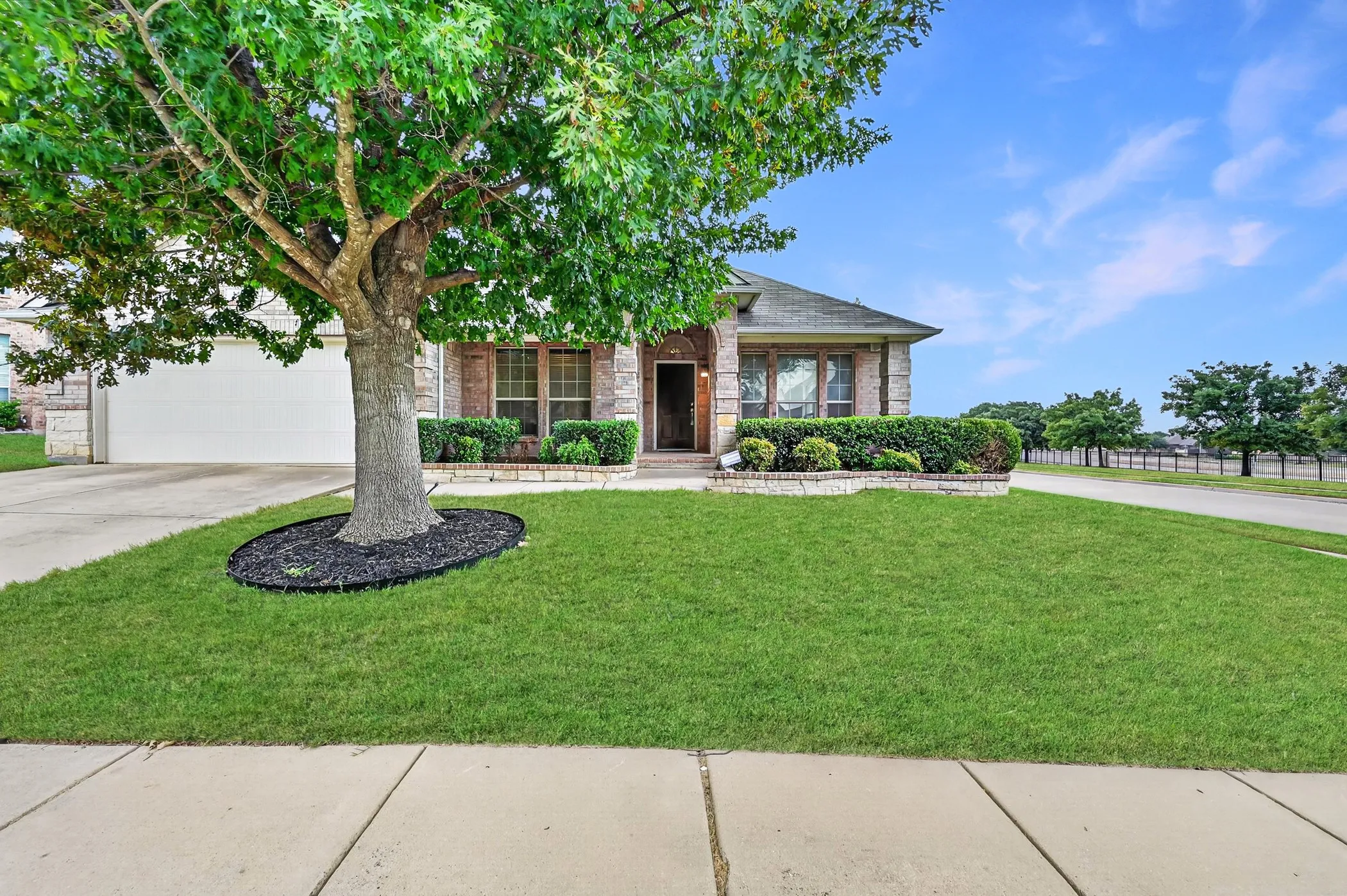 Single Family Residence For Sale in Tarrant County , 14 Lucas Lane, Edgecliff Village, Texas 76134, 4 Bedroom, 2 Bathroom, 2 Garage spaces, 2,416 Sqft, built in 2009, mls#21369635, Real Estate Agent in Edgecliff Village, Homes For Sale in Tarrant county, Homes For Sale in Edgecliff Village, Realtor in Edgecliff Village Texas, Real Estate Brokerage Independent Realty Texas, Luminita Cordes Realtor