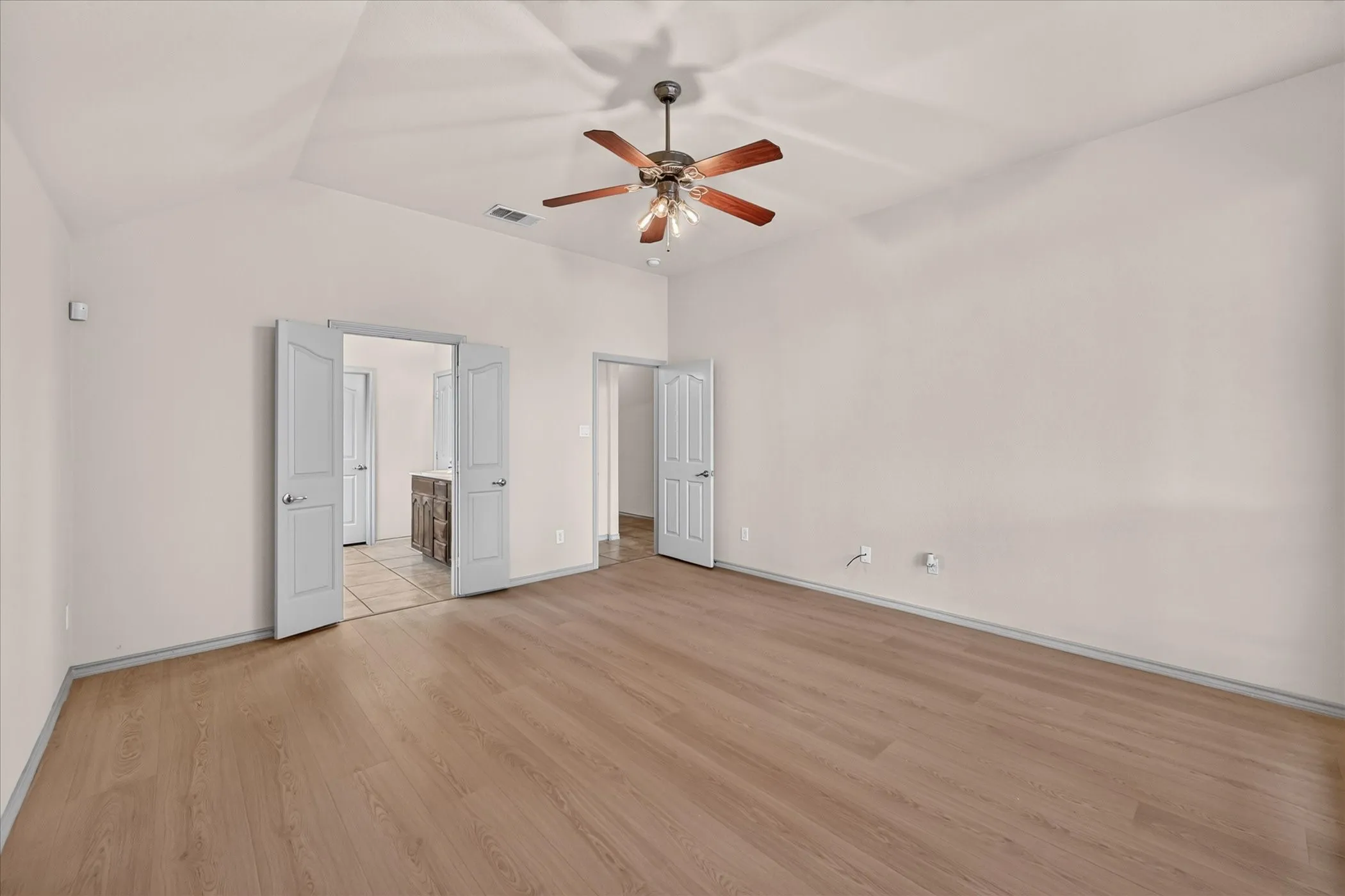 Single Family Residence For Sale in Tarrant County , 14 Lucas Lane, Edgecliff Village, Texas 76134, 4 Bedroom, 2 Bathroom, 2 Garage spaces, 2,416 Sqft, built in 2009, mls#21369635, Real Estate Agent in Edgecliff Village, Homes For Sale in Tarrant county, Homes For Sale in Edgecliff Village, Realtor in Edgecliff Village Texas, Real Estate Brokerage Independent Realty Texas, Luminita Cordes Realtor