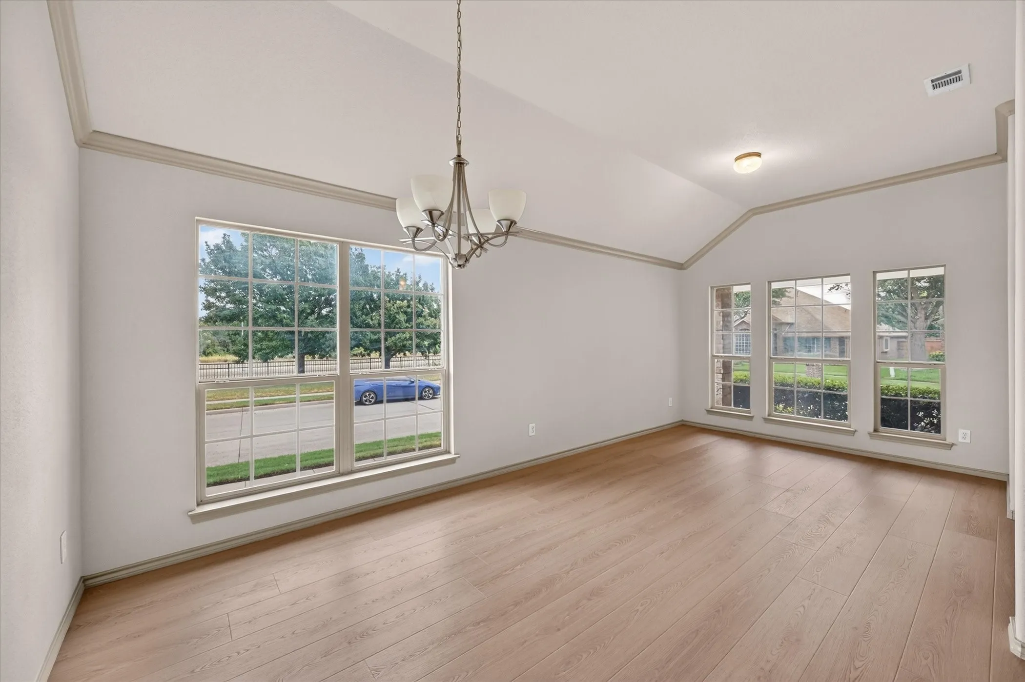 Single Family Residence For Sale in Tarrant County , 14 Lucas Lane, Edgecliff Village, Texas 76134, 4 Bedroom, 2 Bathroom, 2 Garage spaces, 2,416 Sqft, built in 2009, mls#21369635, Real Estate Agent in Edgecliff Village, Homes For Sale in Tarrant county, Homes For Sale in Edgecliff Village, Realtor in Edgecliff Village Texas, Real Estate Brokerage Independent Realty Texas, Luminita Cordes Realtor