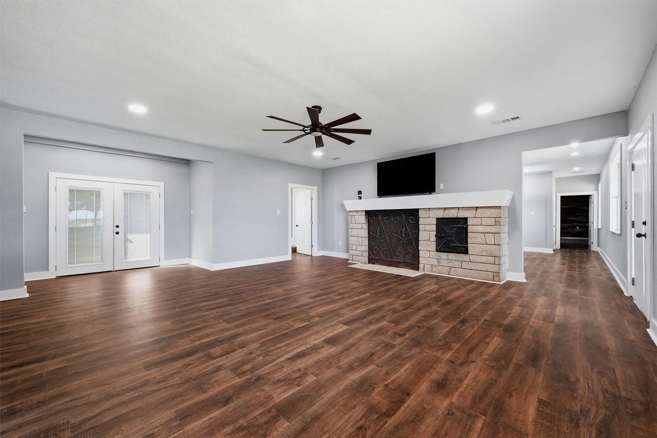 Single Family Residence For Sale in Grayson County , 705 Club Lake Road, Whitesboro, Texas 76273, 4 Bedroom, 4 Bathroom, Garage spaces, 4,838 Sqft, built in 1950, mls#21371124, Real Estate Agent in Whitesboro, Homes For Sale in Grayson county, Homes For Sale in Whitesboro, Realtor in Whitesboro Texas, Real Estate Brokerage Independent Realty Texas, Luminita Cordes Realtor