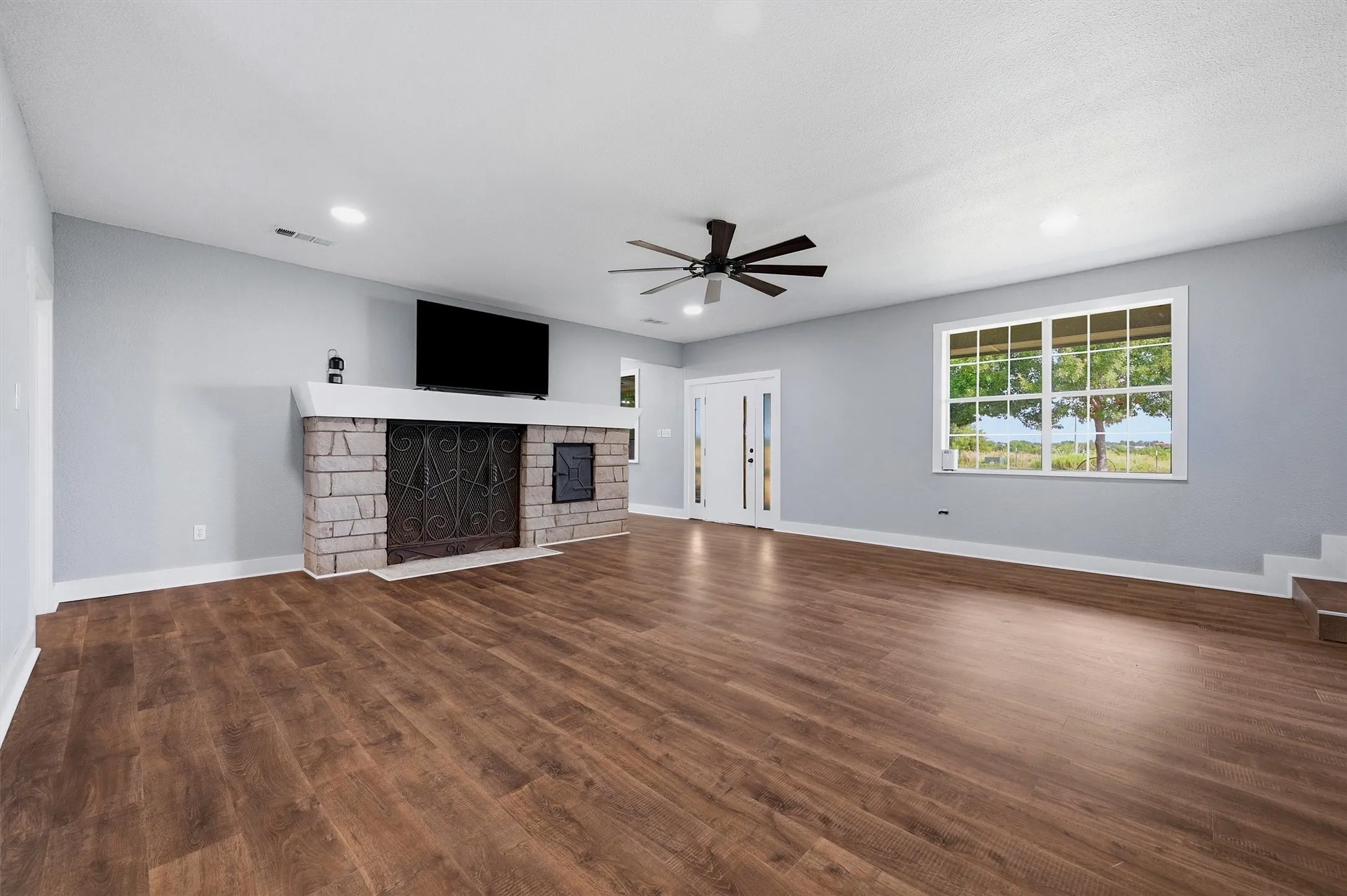 Single Family Residence For Sale in Grayson County , 705 Club Lake Road, Whitesboro, Texas 76273, 4 Bedroom, 4 Bathroom, Garage spaces, 4,838 Sqft, built in 1950, mls#21371124, Real Estate Agent in Whitesboro, Homes For Sale in Grayson county, Homes For Sale in Whitesboro, Realtor in Whitesboro Texas, Real Estate Brokerage Independent Realty Texas, Luminita Cordes Realtor