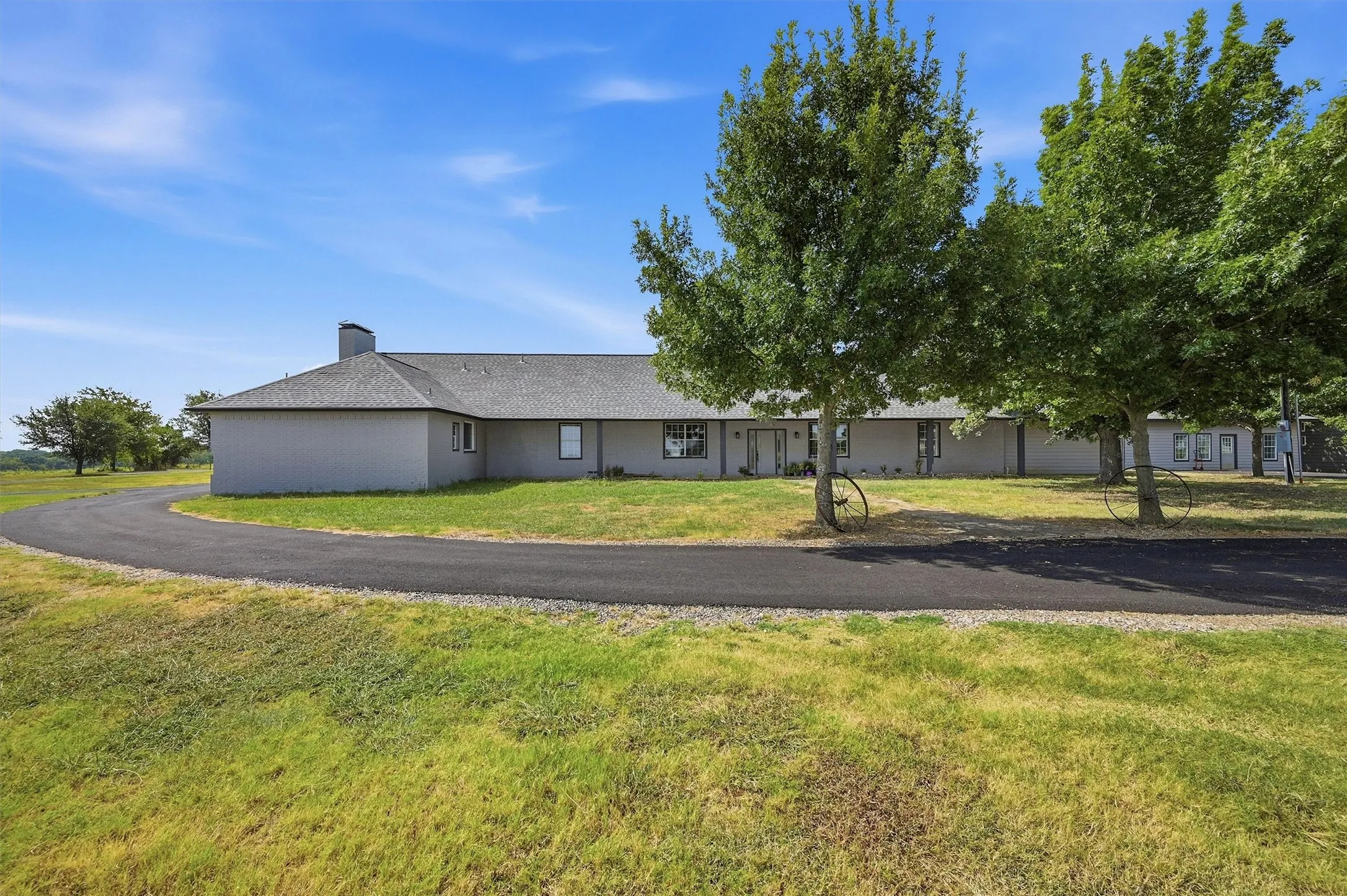 Single Family Residence For Sale in Grayson County , 705 Club Lake Road, Whitesboro, Texas 76273, 4 Bedroom, 4 Bathroom, Garage spaces, 4,838 Sqft, built in 1950, mls#21371124, Real Estate Agent in Whitesboro, Homes For Sale in Grayson county, Homes For Sale in Whitesboro, Realtor in Whitesboro Texas, Real Estate Brokerage Independent Realty Texas, Luminita Cordes Realtor