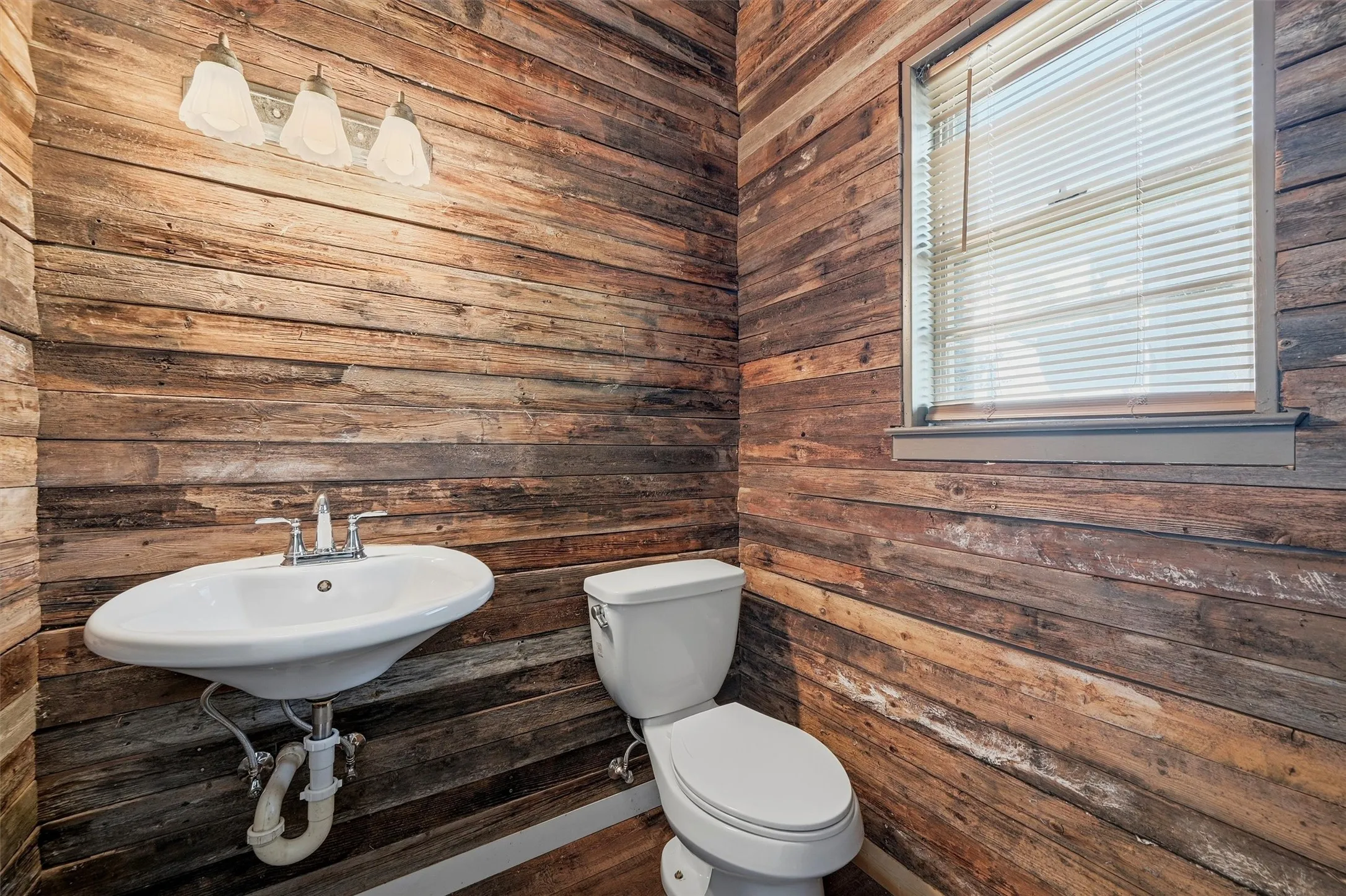 Single Family Residence For Sale in Grayson County , 705 Club Lake Road, Whitesboro, Texas 76273, 4 Bedroom, 4 Bathroom, Garage spaces, 4,838 Sqft, built in 1950, mls#21371124, Real Estate Agent in Whitesboro, Homes For Sale in Grayson county, Homes For Sale in Whitesboro, Realtor in Whitesboro Texas, Real Estate Brokerage Independent Realty Texas, Luminita Cordes Realtor
