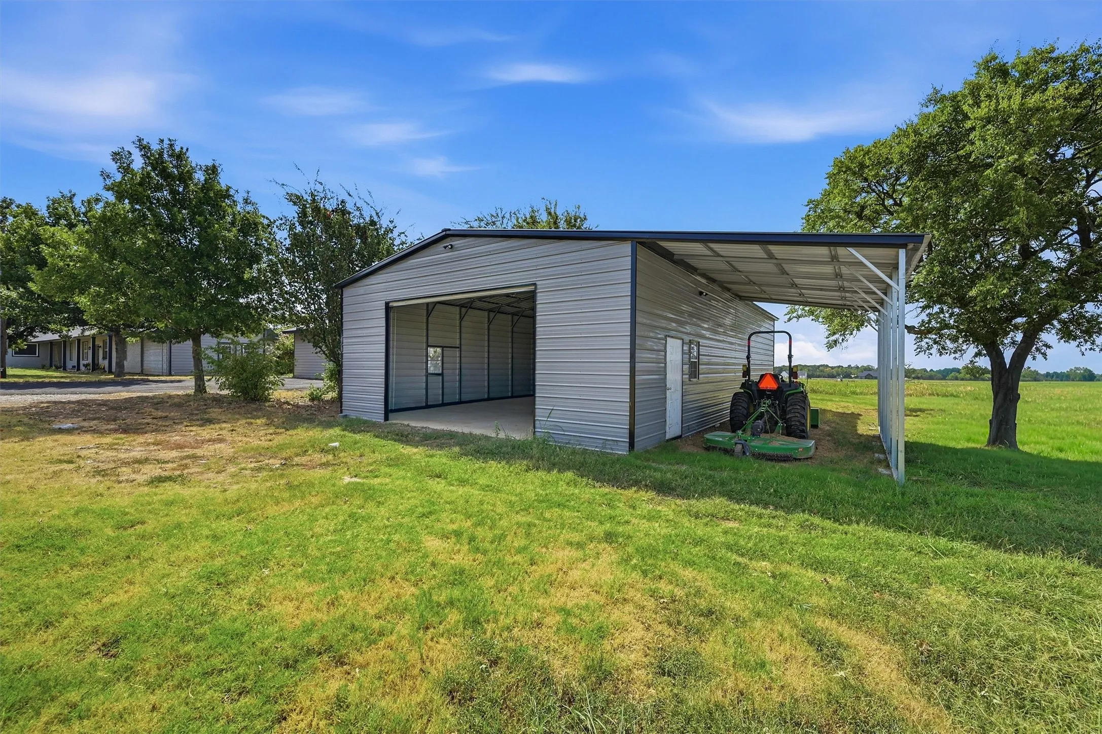 Single Family Residence For Sale in Grayson County , 705 Club Lake Road, Whitesboro, Texas 76273, 4 Bedroom, 4 Bathroom, Garage spaces, 4,838 Sqft, built in 1950, mls#21371124, Real Estate Agent in Whitesboro, Homes For Sale in Grayson county, Homes For Sale in Whitesboro, Realtor in Whitesboro Texas, Real Estate Brokerage Independent Realty Texas, Luminita Cordes Realtor