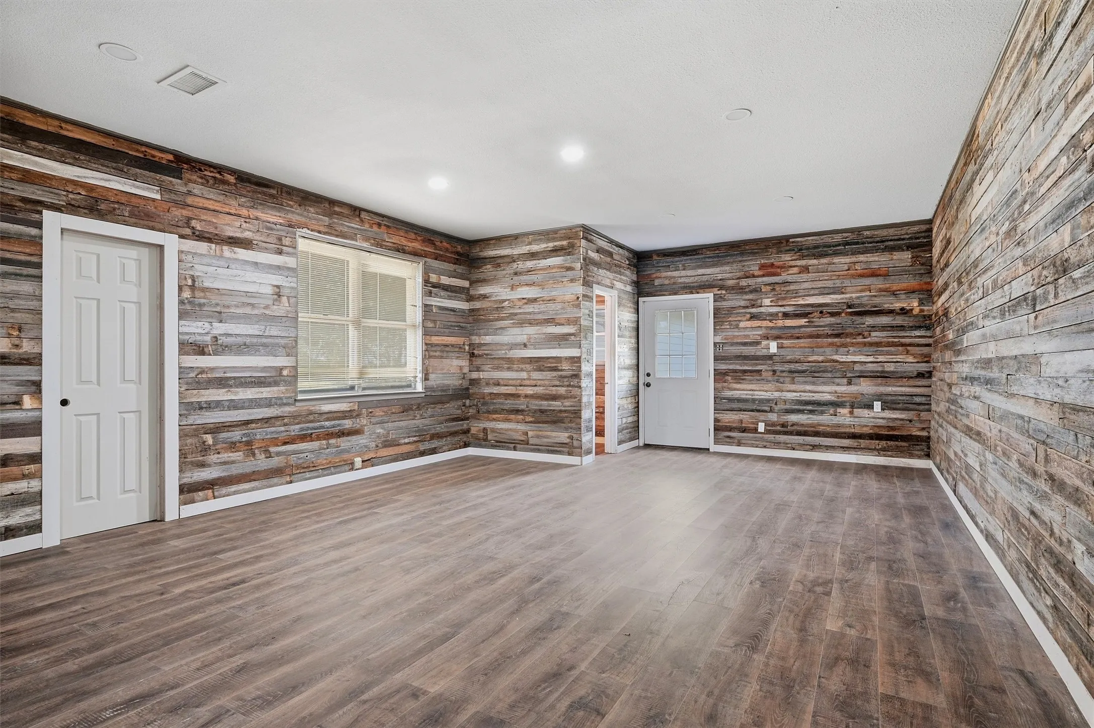 Single Family Residence For Sale in Grayson County , 705 Club Lake Road, Whitesboro, Texas 76273, 4 Bedroom, 4 Bathroom, Garage spaces, 4,838 Sqft, built in 1950, mls#21371124, Real Estate Agent in Whitesboro, Homes For Sale in Grayson county, Homes For Sale in Whitesboro, Realtor in Whitesboro Texas, Real Estate Brokerage Independent Realty Texas, Luminita Cordes Realtor