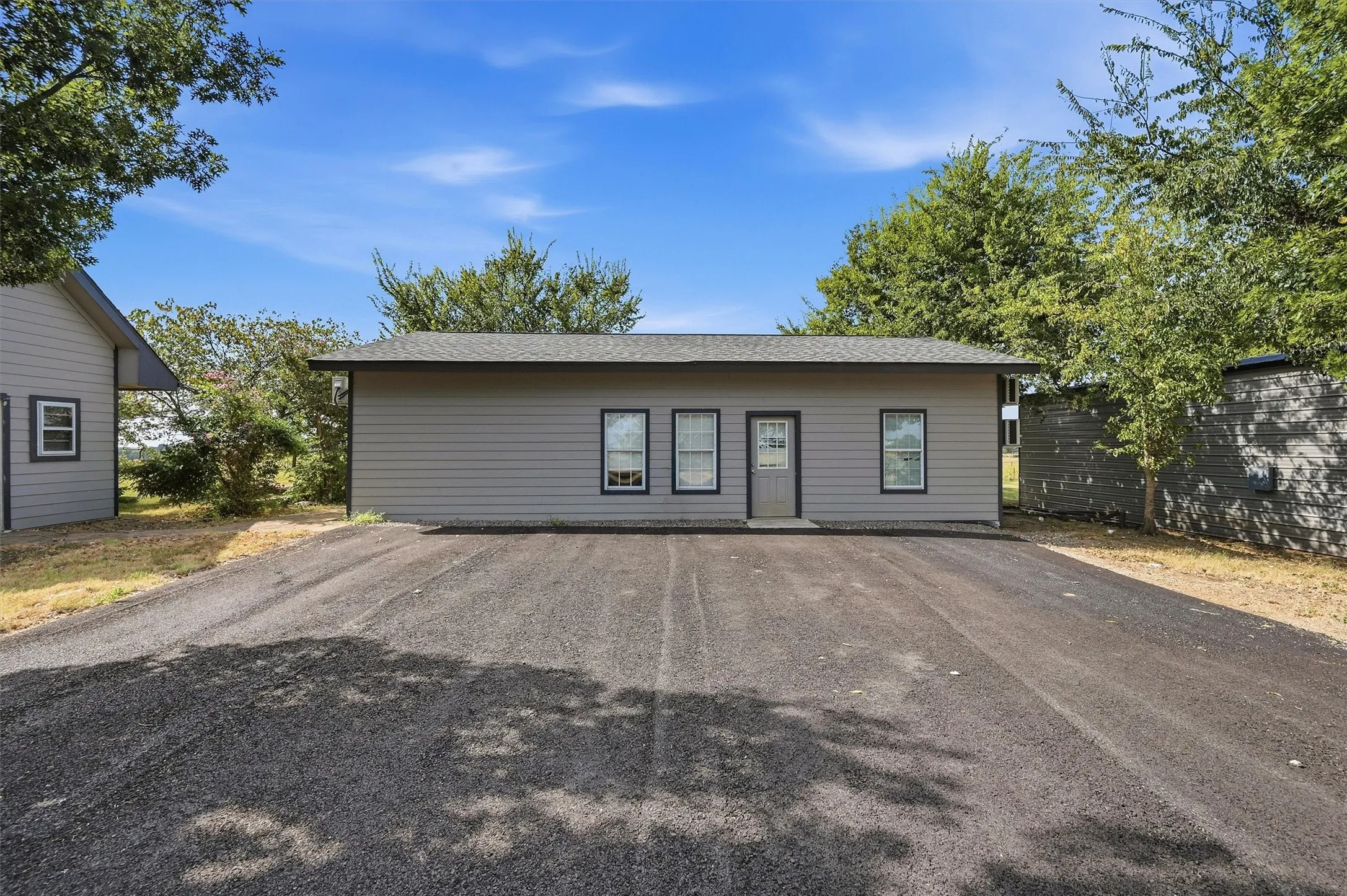Single Family Residence For Sale in Grayson County , 705 Club Lake Road, Whitesboro, Texas 76273, 4 Bedroom, 4 Bathroom, Garage spaces, 4,838 Sqft, built in 1950, mls#21371124, Real Estate Agent in Whitesboro, Homes For Sale in Grayson county, Homes For Sale in Whitesboro, Realtor in Whitesboro Texas, Real Estate Brokerage Independent Realty Texas, Luminita Cordes Realtor