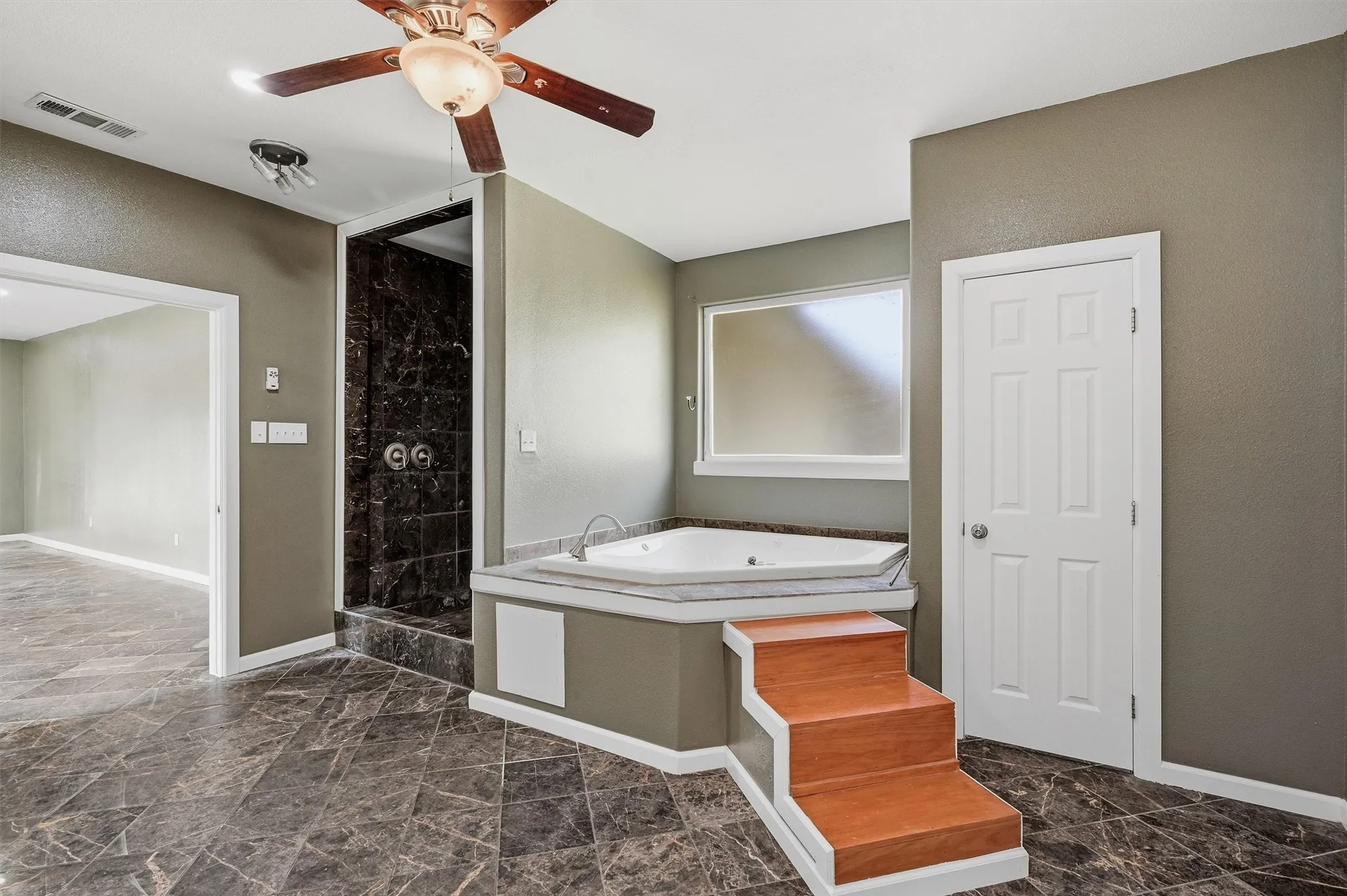 Single Family Residence For Sale in Grayson County , 705 Club Lake Road, Whitesboro, Texas 76273, 4 Bedroom, 4 Bathroom, Garage spaces, 4,838 Sqft, built in 1950, mls#21371124, Real Estate Agent in Whitesboro, Homes For Sale in Grayson county, Homes For Sale in Whitesboro, Realtor in Whitesboro Texas, Real Estate Brokerage Independent Realty Texas, Luminita Cordes Realtor