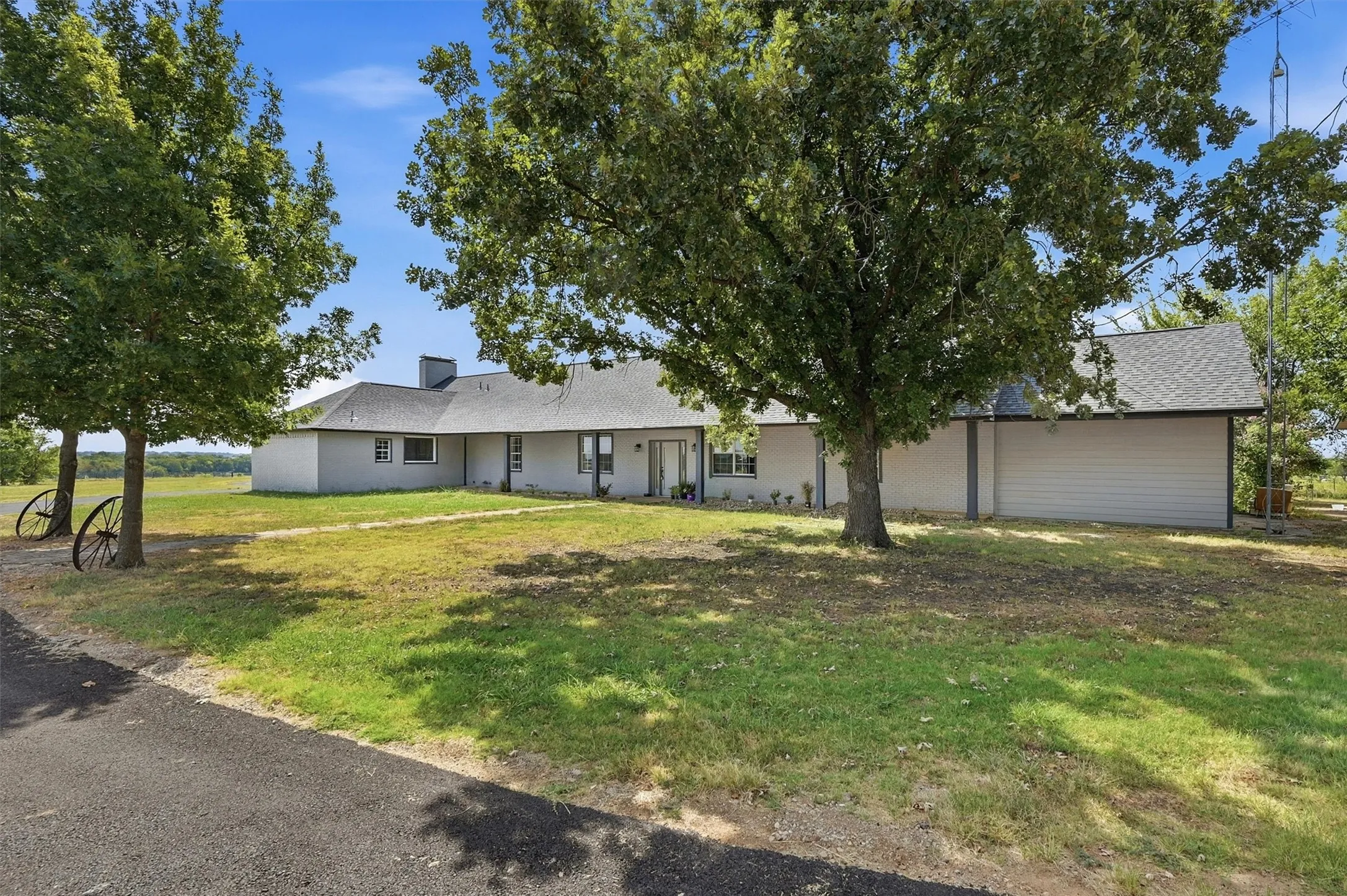 Single Family Residence For Sale in Grayson County , 705 Club Lake Road, Whitesboro, Texas 76273, 4 Bedroom, 4 Bathroom, Garage spaces, 4,838 Sqft, built in 1950, mls#21371124, Real Estate Agent in Whitesboro, Homes For Sale in Grayson county, Homes For Sale in Whitesboro, Realtor in Whitesboro Texas, Real Estate Brokerage Independent Realty Texas, Luminita Cordes Realtor