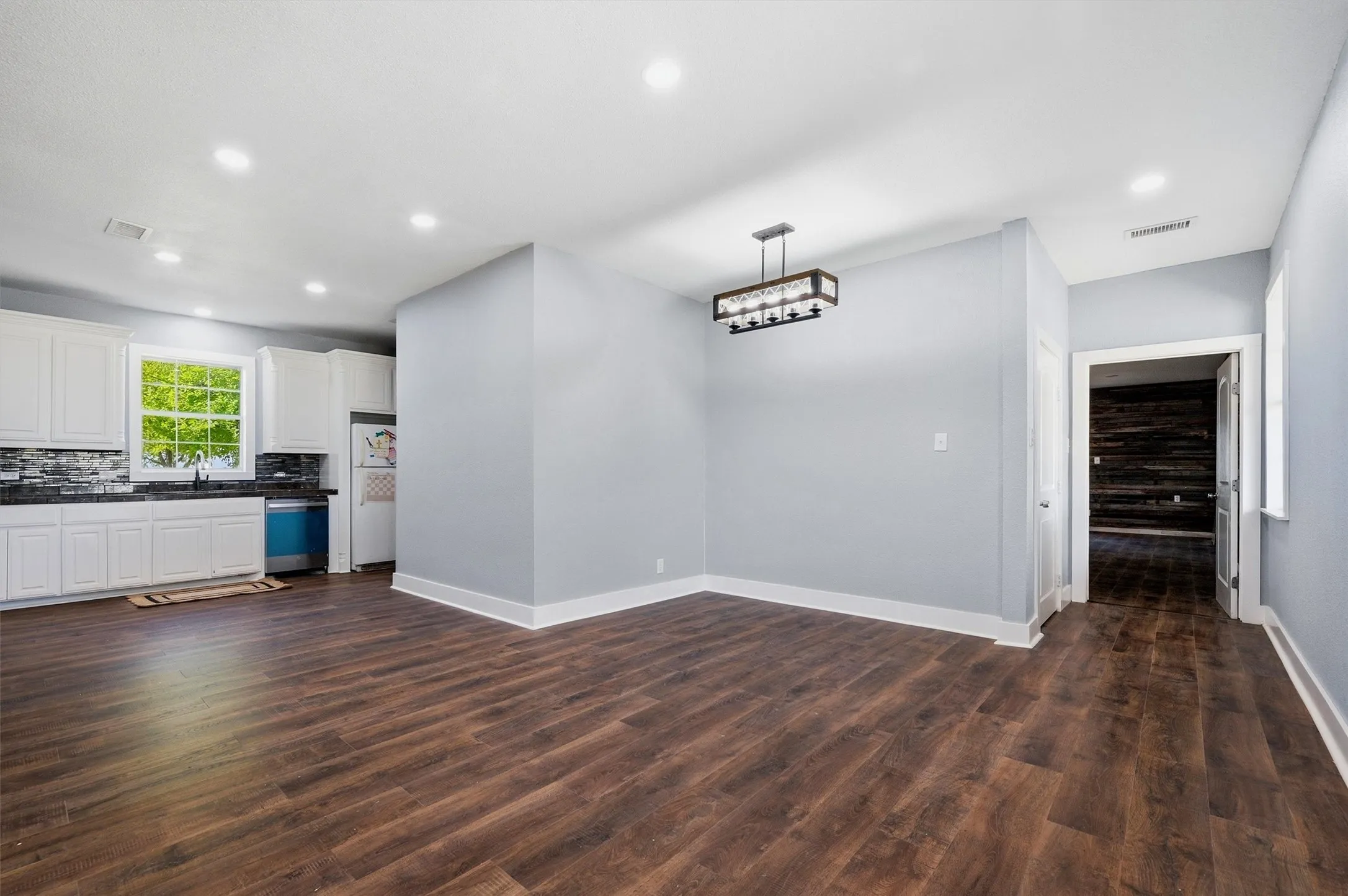 Single Family Residence For Sale in Grayson County , 705 Club Lake Road, Whitesboro, Texas 76273, 4 Bedroom, 4 Bathroom, Garage spaces, 4,838 Sqft, built in 1950, mls#21371124, Real Estate Agent in Whitesboro, Homes For Sale in Grayson county, Homes For Sale in Whitesboro, Realtor in Whitesboro Texas, Real Estate Brokerage Independent Realty Texas, Luminita Cordes Realtor