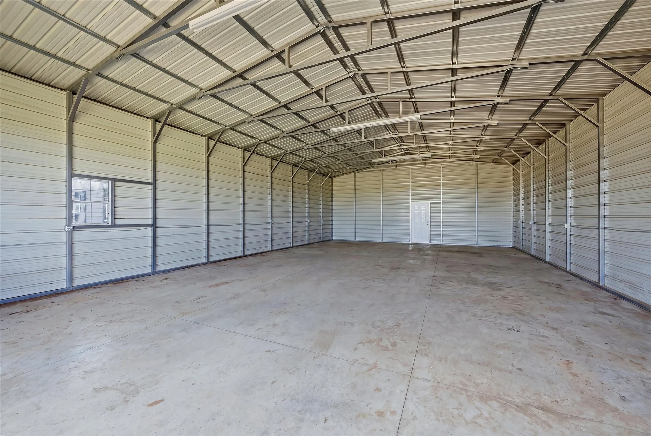 Single Family Residence For Sale in Grayson County , 705 Club Lake Road, Whitesboro, Texas 76273, 4 Bedroom, 4 Bathroom, Garage spaces, 4,838 Sqft, built in 1950, mls#21371124, Real Estate Agent in Whitesboro, Homes For Sale in Grayson county, Homes For Sale in Whitesboro, Realtor in Whitesboro Texas, Real Estate Brokerage Independent Realty Texas, Luminita Cordes Realtor