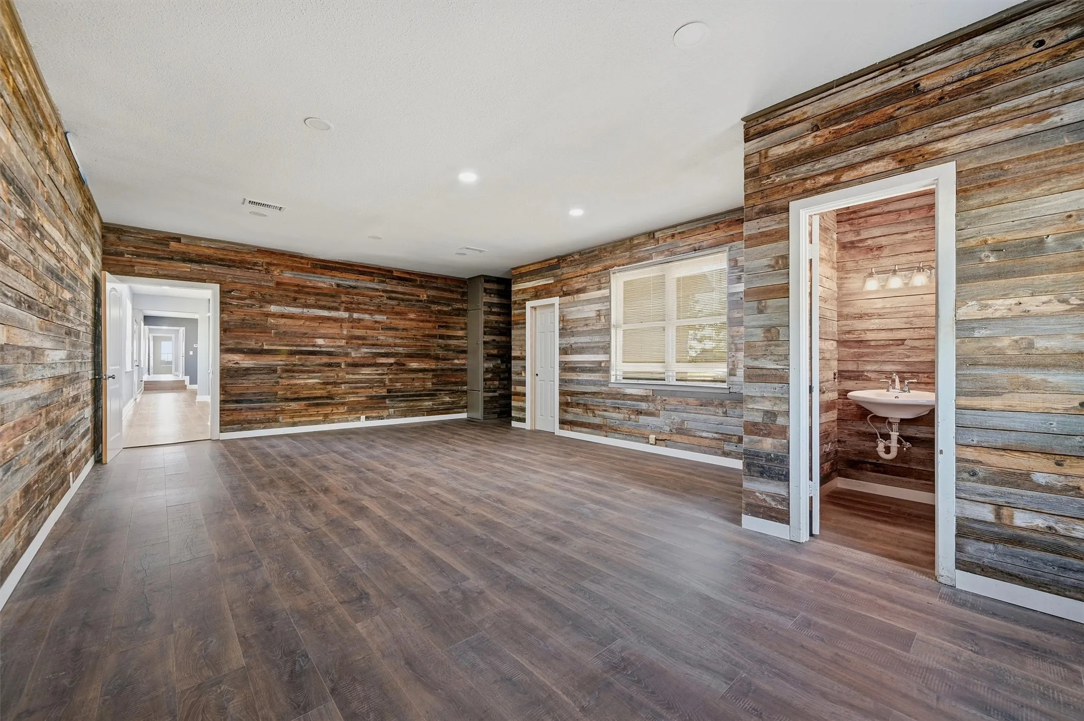 Single Family Residence For Sale in Grayson County , 705 Club Lake Road, Whitesboro, Texas 76273, 4 Bedroom, 4 Bathroom, Garage spaces, 4,838 Sqft, built in 1950, mls#21371124, Real Estate Agent in Whitesboro, Homes For Sale in Grayson county, Homes For Sale in Whitesboro, Realtor in Whitesboro Texas, Real Estate Brokerage Independent Realty Texas, Luminita Cordes Realtor