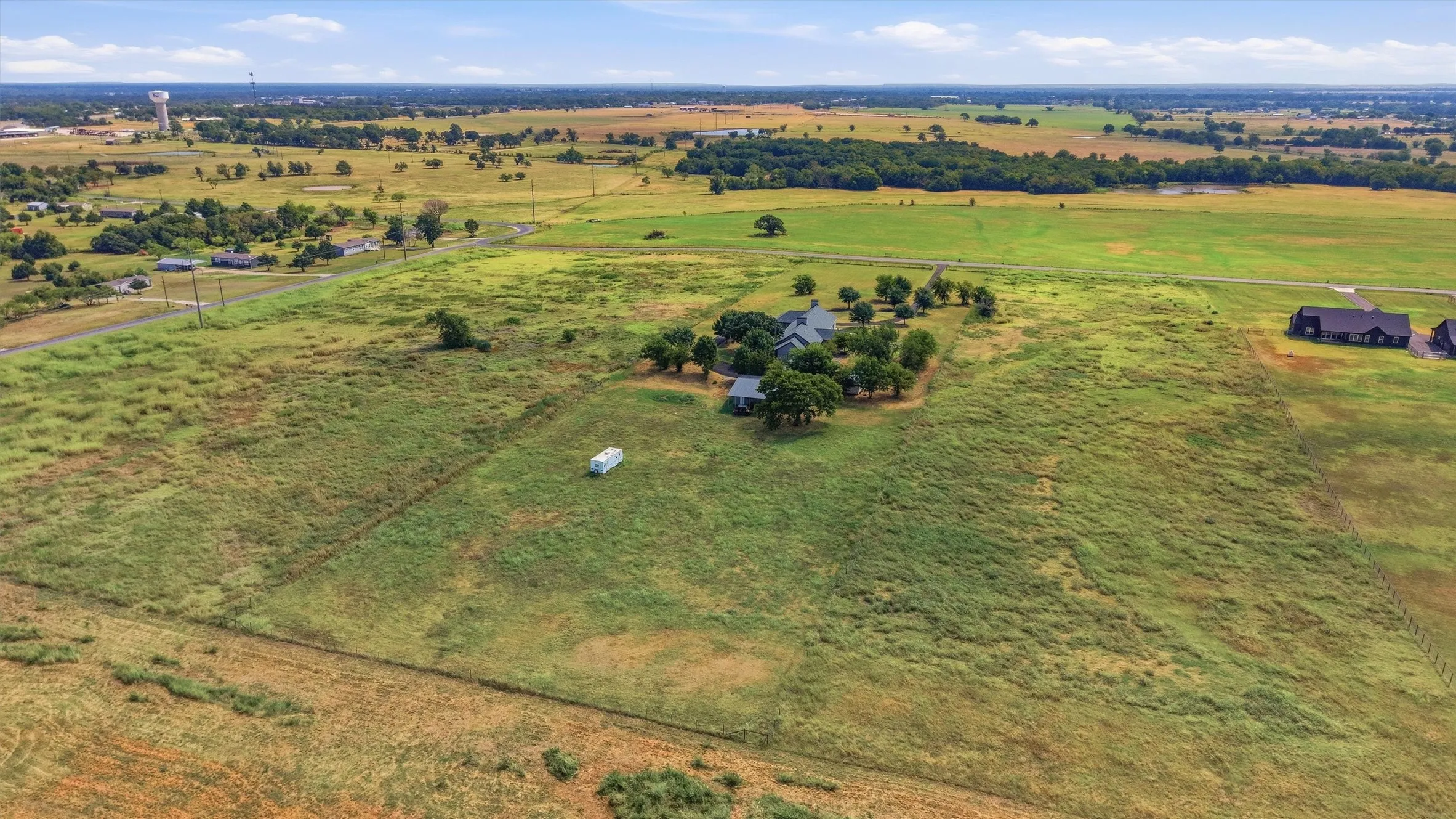 Single Family Residence For Sale in Grayson County , 705 Club Lake Road, Whitesboro, Texas 76273, 4 Bedroom, 4 Bathroom, Garage spaces, 4,838 Sqft, built in 1950, mls#21371124, Real Estate Agent in Whitesboro, Homes For Sale in Grayson county, Homes For Sale in Whitesboro, Realtor in Whitesboro Texas, Real Estate Brokerage Independent Realty Texas, Luminita Cordes Realtor