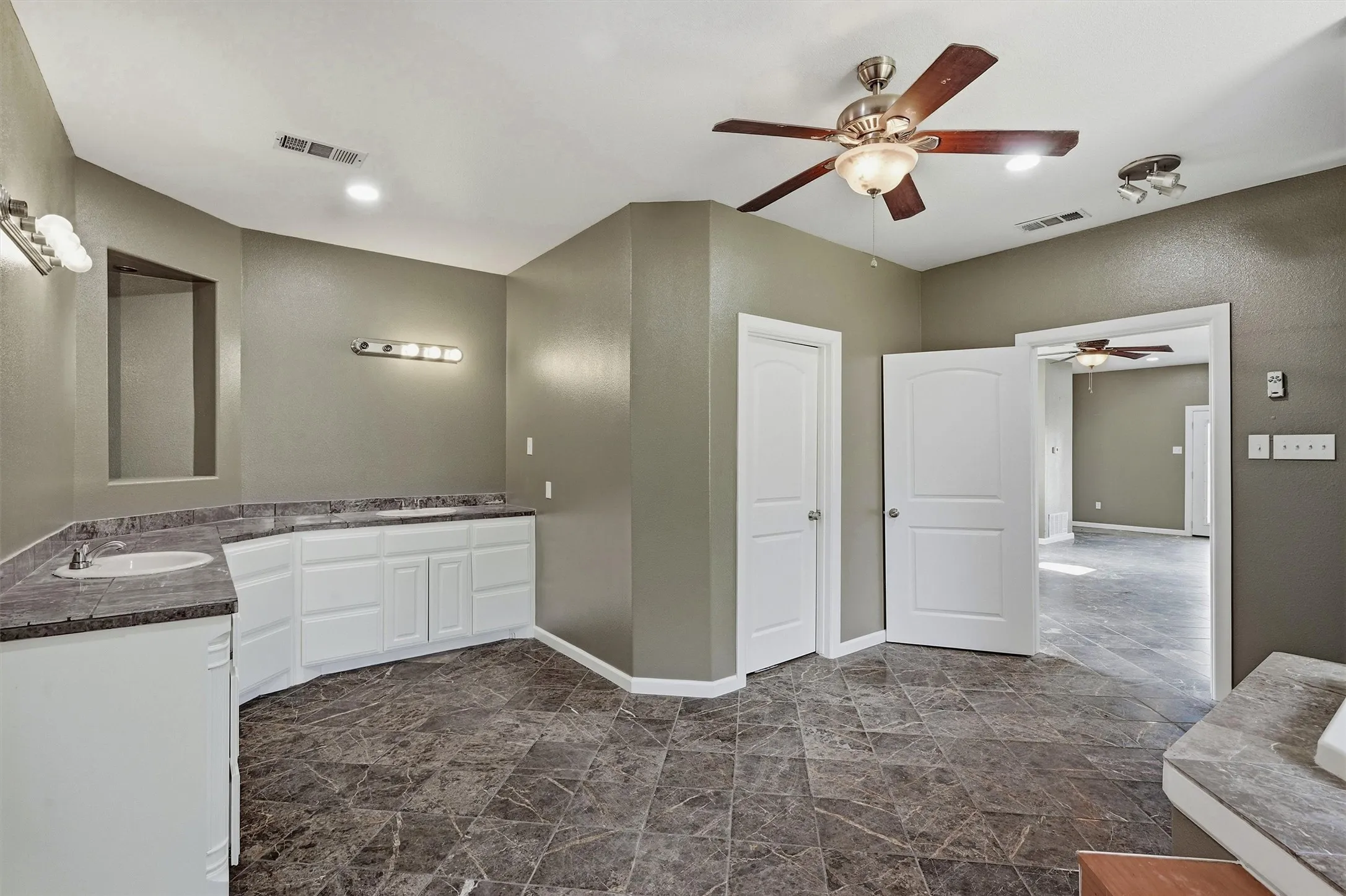 Single Family Residence For Sale in Grayson County , 705 Club Lake Road, Whitesboro, Texas 76273, 4 Bedroom, 4 Bathroom, Garage spaces, 4,838 Sqft, built in 1950, mls#21371124, Real Estate Agent in Whitesboro, Homes For Sale in Grayson county, Homes For Sale in Whitesboro, Realtor in Whitesboro Texas, Real Estate Brokerage Independent Realty Texas, Luminita Cordes Realtor
