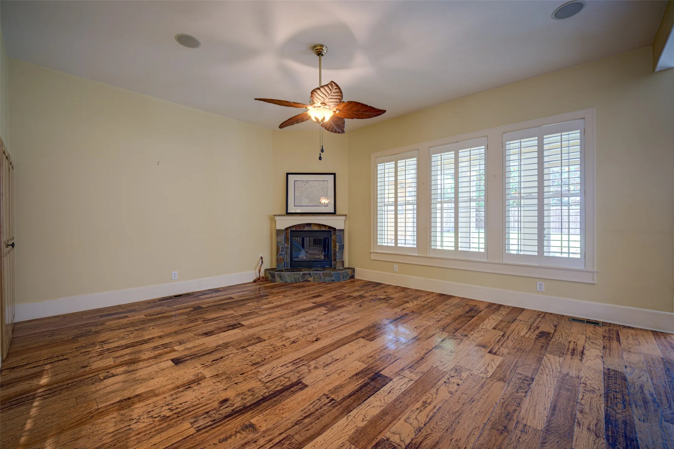 Single Family Residence For Sale in Collin County , 807 Barnes Street, Mc Kinney, Texas 75069, 3 Bedroom, 3 Bathroom, 2 Garage spaces, 2,706 Sqft, built in 2005, mls#21370370, Real Estate Agent in Mc Kinney, Homes For Sale in Collin county, Homes For Sale in Mc Kinney, Realtor in Mc Kinney Texas, Real Estate Brokerage Independent Realty Texas, Luminita Cordes Realtor