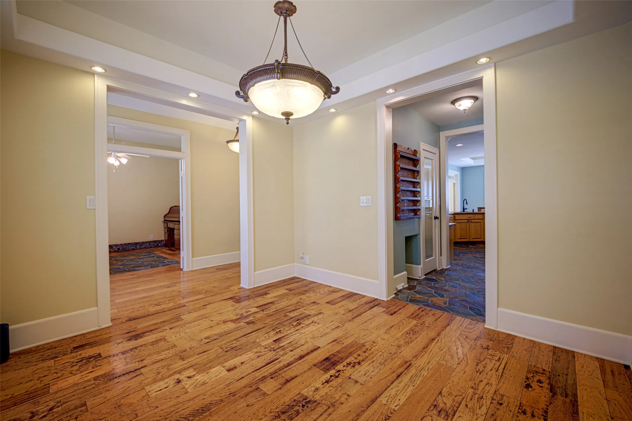Single Family Residence For Sale in Collin County , 807 Barnes Street, Mc Kinney, Texas 75069, 3 Bedroom, 3 Bathroom, 2 Garage spaces, 2,706 Sqft, built in 2005, mls#21370370, Real Estate Agent in Mc Kinney, Homes For Sale in Collin county, Homes For Sale in Mc Kinney, Realtor in Mc Kinney Texas, Real Estate Brokerage Independent Realty Texas, Luminita Cordes Realtor