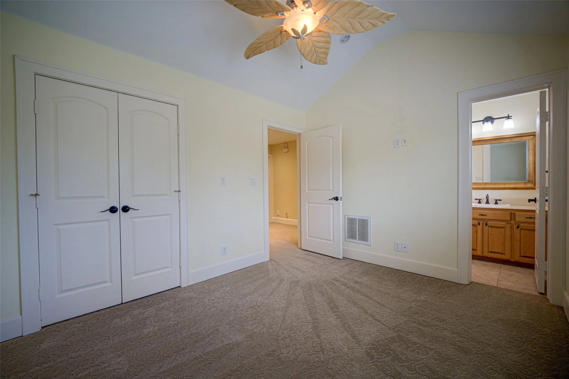 Single Family Residence For Sale in Collin County , 807 Barnes Street, Mc Kinney, Texas 75069, 3 Bedroom, 3 Bathroom, 2 Garage spaces, 2,706 Sqft, built in 2005, mls#21370370, Real Estate Agent in Mc Kinney, Homes For Sale in Collin county, Homes For Sale in Mc Kinney, Realtor in Mc Kinney Texas, Real Estate Brokerage Independent Realty Texas, Luminita Cordes Realtor