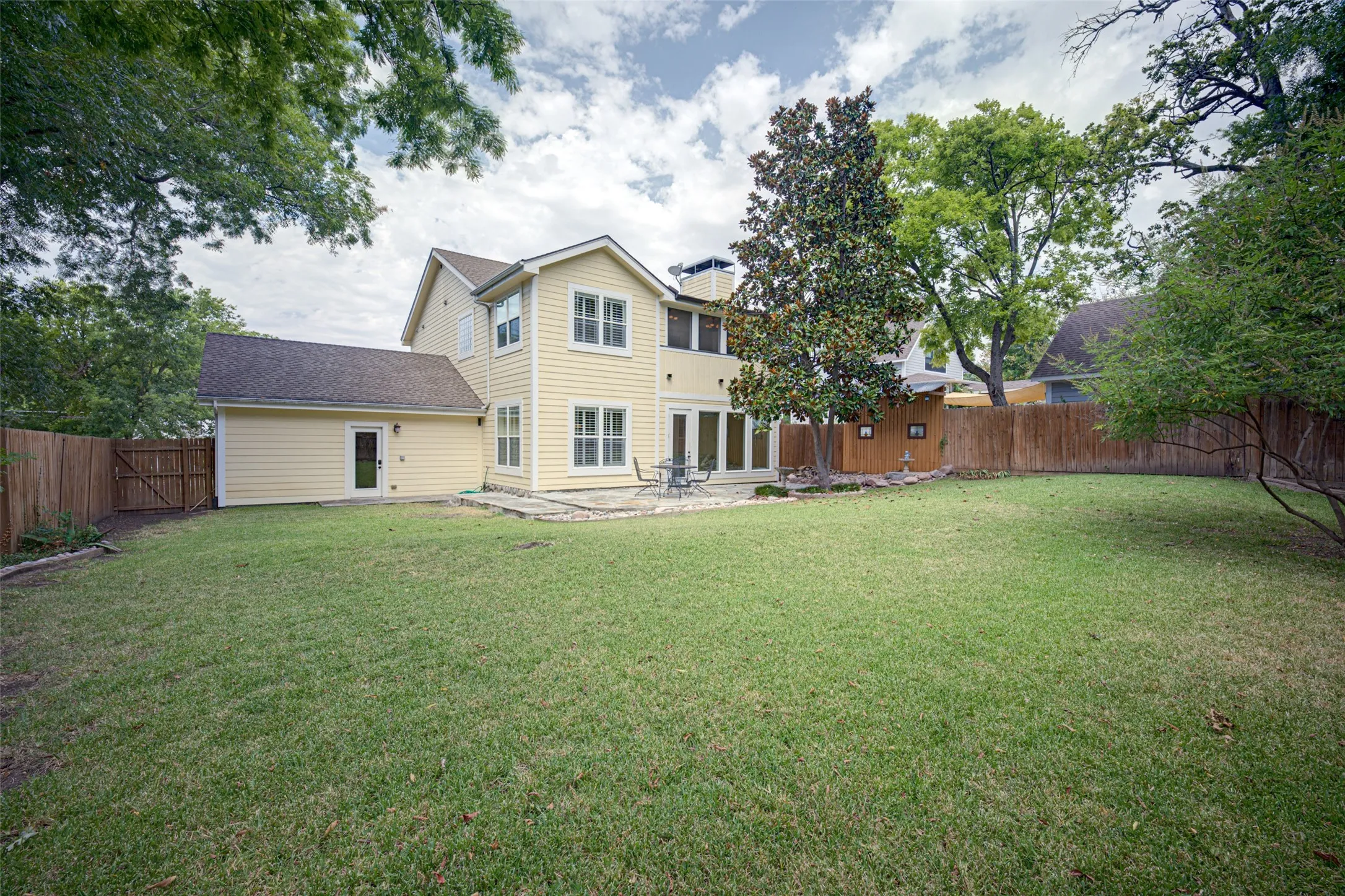 Single Family Residence For Sale in Collin County , 807 Barnes Street, Mc Kinney, Texas 75069, 3 Bedroom, 3 Bathroom, 2 Garage spaces, 2,706 Sqft, built in 2005, mls#21370370, Real Estate Agent in Mc Kinney, Homes For Sale in Collin county, Homes For Sale in Mc Kinney, Realtor in Mc Kinney Texas, Real Estate Brokerage Independent Realty Texas, Luminita Cordes Realtor