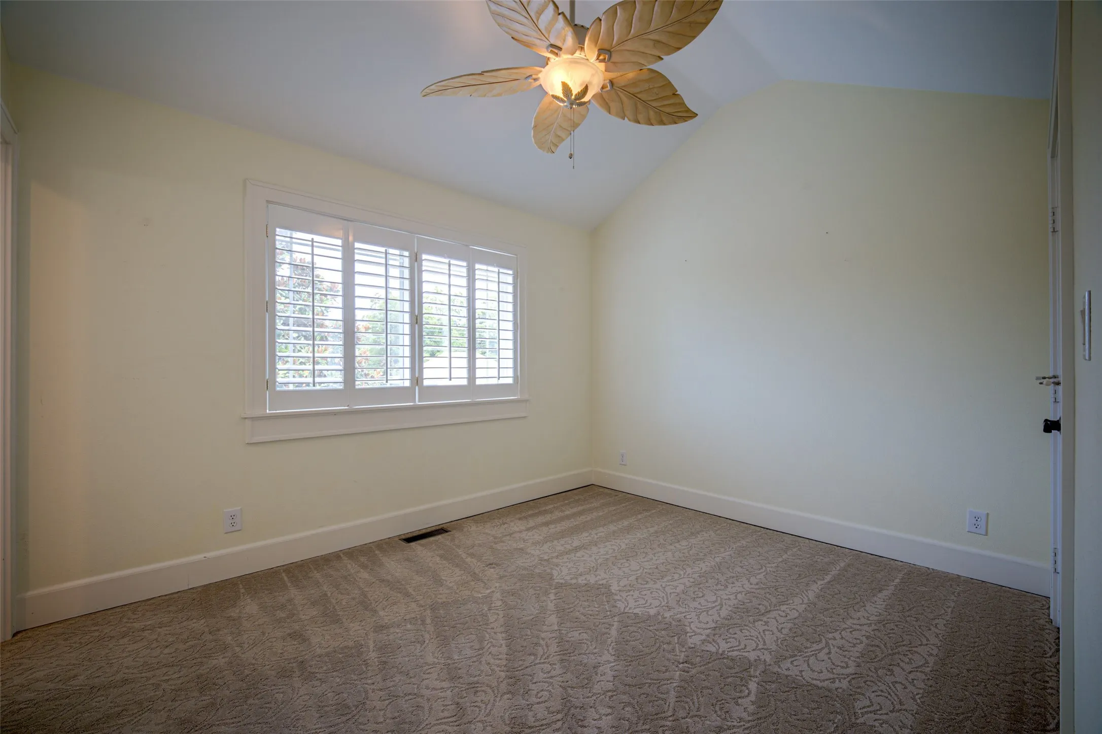 Single Family Residence For Sale in Collin County , 807 Barnes Street, Mc Kinney, Texas 75069, 3 Bedroom, 3 Bathroom, 2 Garage spaces, 2,706 Sqft, built in 2005, mls#21370370, Real Estate Agent in Mc Kinney, Homes For Sale in Collin county, Homes For Sale in Mc Kinney, Realtor in Mc Kinney Texas, Real Estate Brokerage Independent Realty Texas, Luminita Cordes Realtor