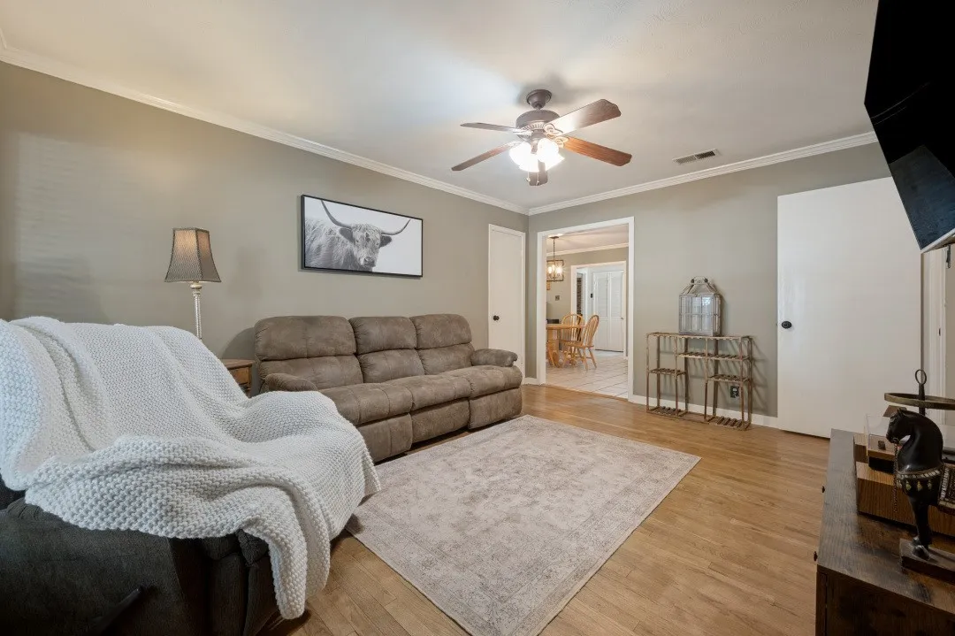 Single Family Residence For Sale in Dallas County , 13512 Challaburton Drive, Farmers Branch, Texas 75234, 4 Bedroom, 3 Bathroom, 2 Garage spaces, 1,566 Sqft, built in 1958, mls#21368211, Real Estate Agent in Farmers Branch, Homes For Sale in Dallas county, Homes For Sale in Farmers Branch, Realtor in Farmers Branch Texas, Real Estate Brokerage Independent Realty Texas, Luminita Cordes Realtor