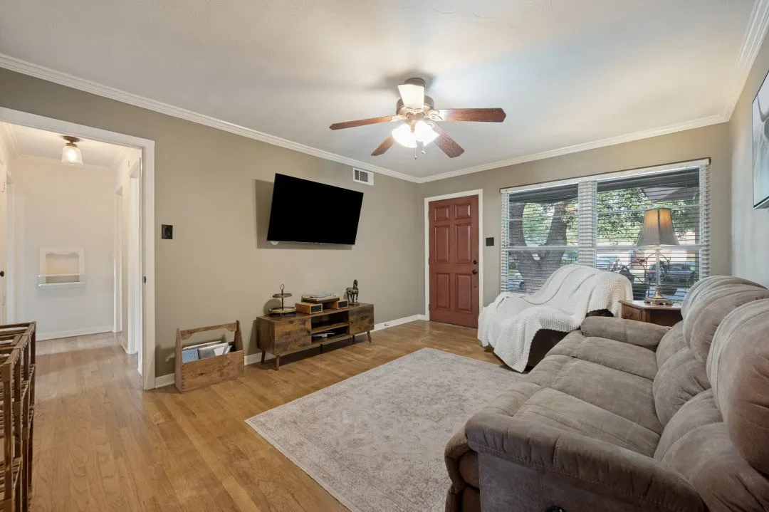 Single Family Residence For Sale in Dallas County , 13512 Challaburton Drive, Farmers Branch, Texas 75234, 4 Bedroom, 3 Bathroom, 2 Garage spaces, 1,566 Sqft, built in 1958, mls#21368211, Real Estate Agent in Farmers Branch, Homes For Sale in Dallas county, Homes For Sale in Farmers Branch, Realtor in Farmers Branch Texas, Real Estate Brokerage Independent Realty Texas, Luminita Cordes Realtor