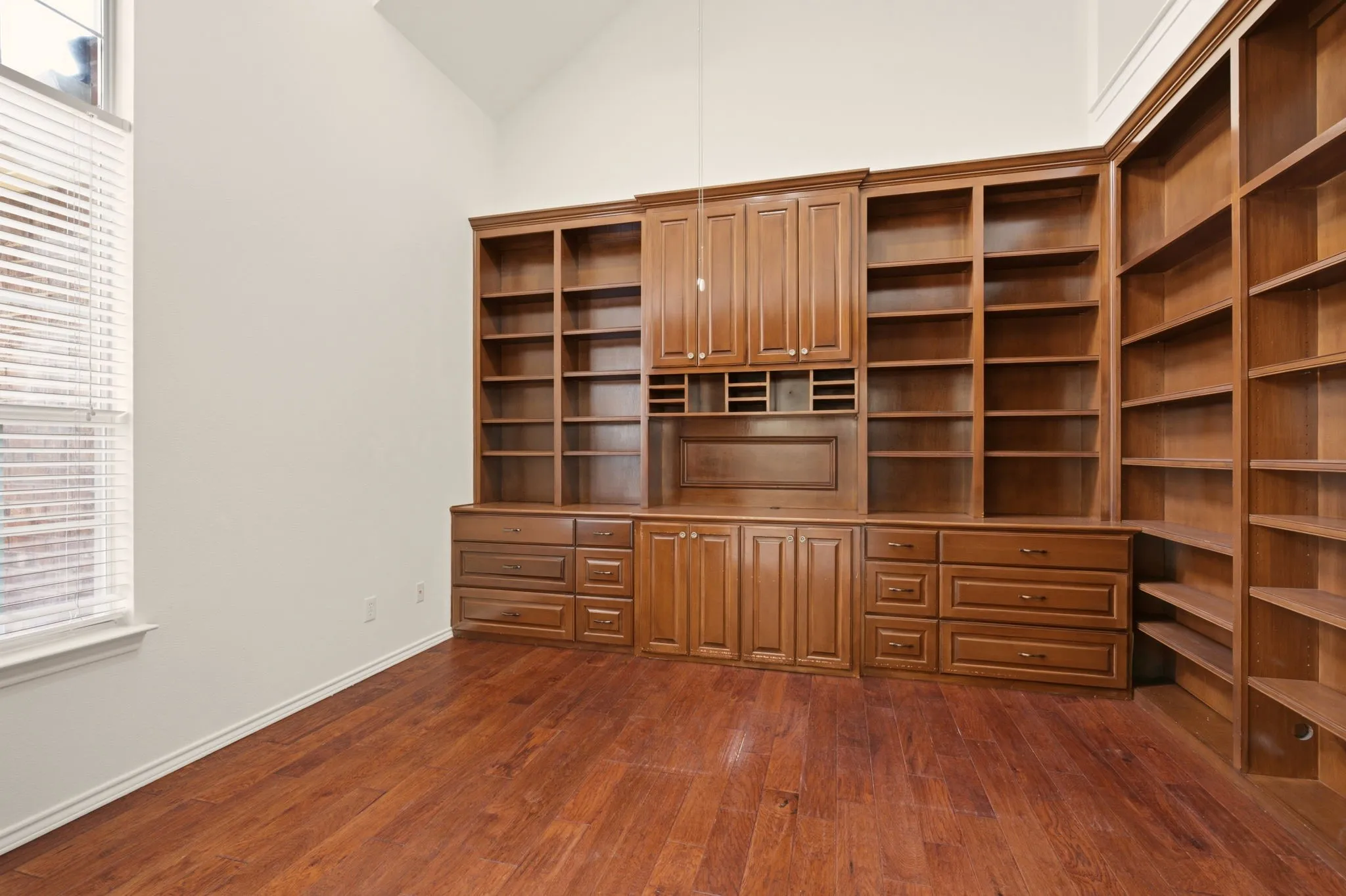 Handsome study for those who work from home.