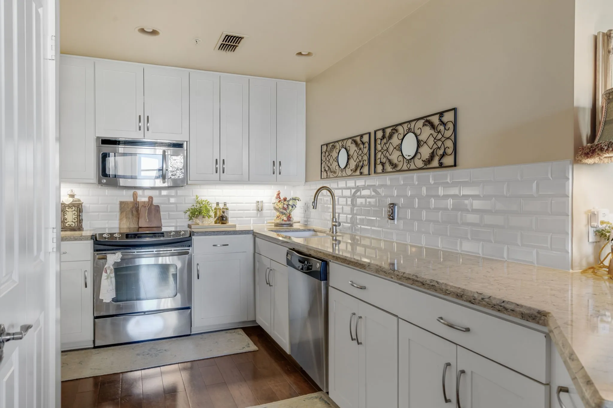 Condominium For Sale in Tarrant County , 411 W 7th Street 405, Fort Worth, Texas 76102, 1 Bedroom, 2 Bathroom, Garage spaces, 1,122 Sqft, built in 1921, mls#21369826, Real Estate Agent in Fort Worth, Homes For Sale in Tarrant county, Homes For Sale in Fort Worth, Realtor in Fort Worth Texas, Real Estate Brokerage Independent Realty Texas, Luminita Cordes Realtor