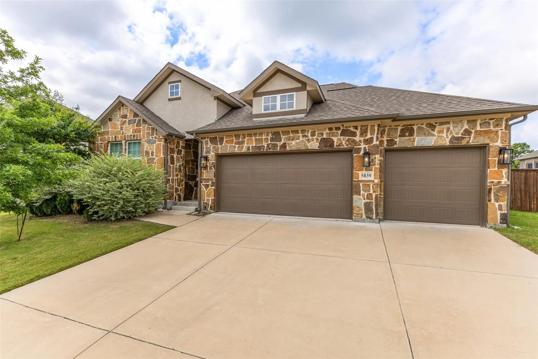 Single Family Residence For Sale in Dallas County , 5839 Heatherwood Loop, Sachse, Texas 75048, 4 Bedroom, 3 Bathroom, 3 Garage spaces, 2,633 Sqft, built in 2022, mls#21368440, Real Estate Agent in Sachse, Homes For Sale in Dallas county, Homes For Sale in Sachse, Realtor in Sachse Texas, Real Estate Brokerage Independent Realty Texas, Luminita Cordes Realtor