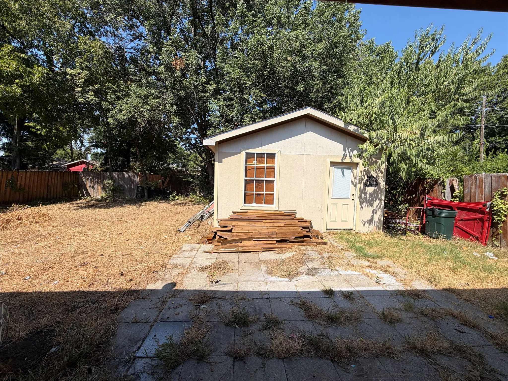 Detached building great for shop, storage or hobby.