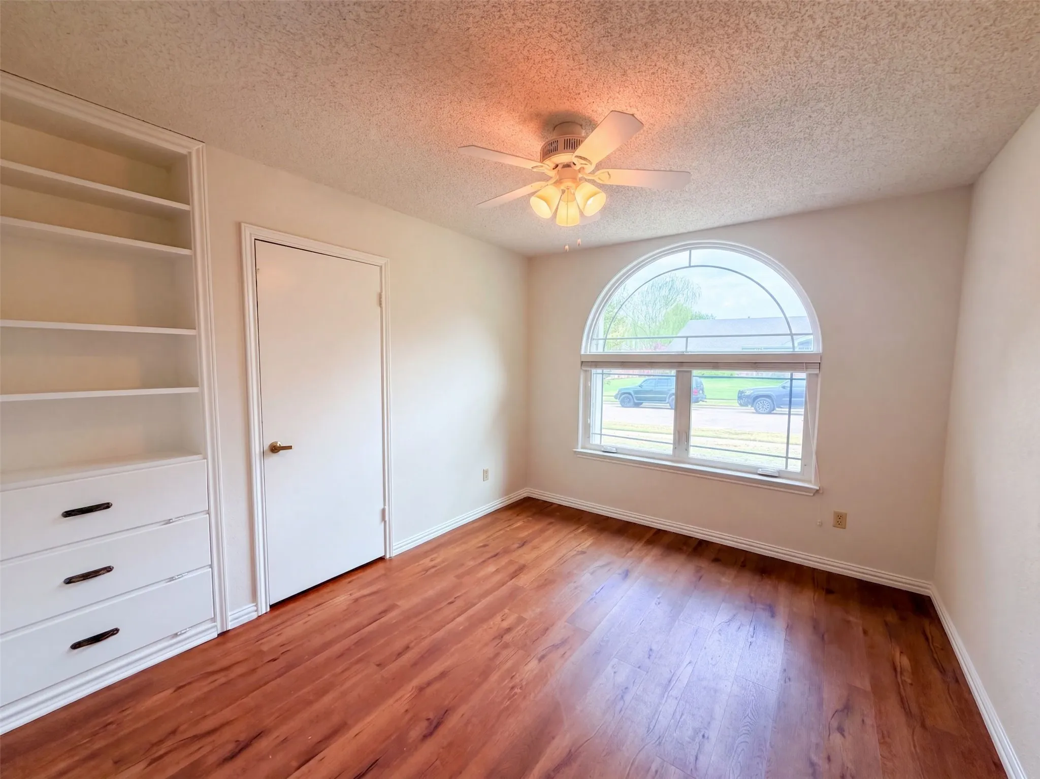 Single Family Residence For Sale in Dallas County , 301 Hillside Court, Garland, Texas 75043, 3 Bedroom, 2 Bathroom, 2 Garage spaces, 1,612 Sqft, built in 1985, mls#21371141, Real Estate Agent in Garland, Homes For Sale in Dallas county, Homes For Sale in Garland, Realtor in Garland Texas, Real Estate Brokerage Independent Realty Texas, Luminita Cordes Realtor