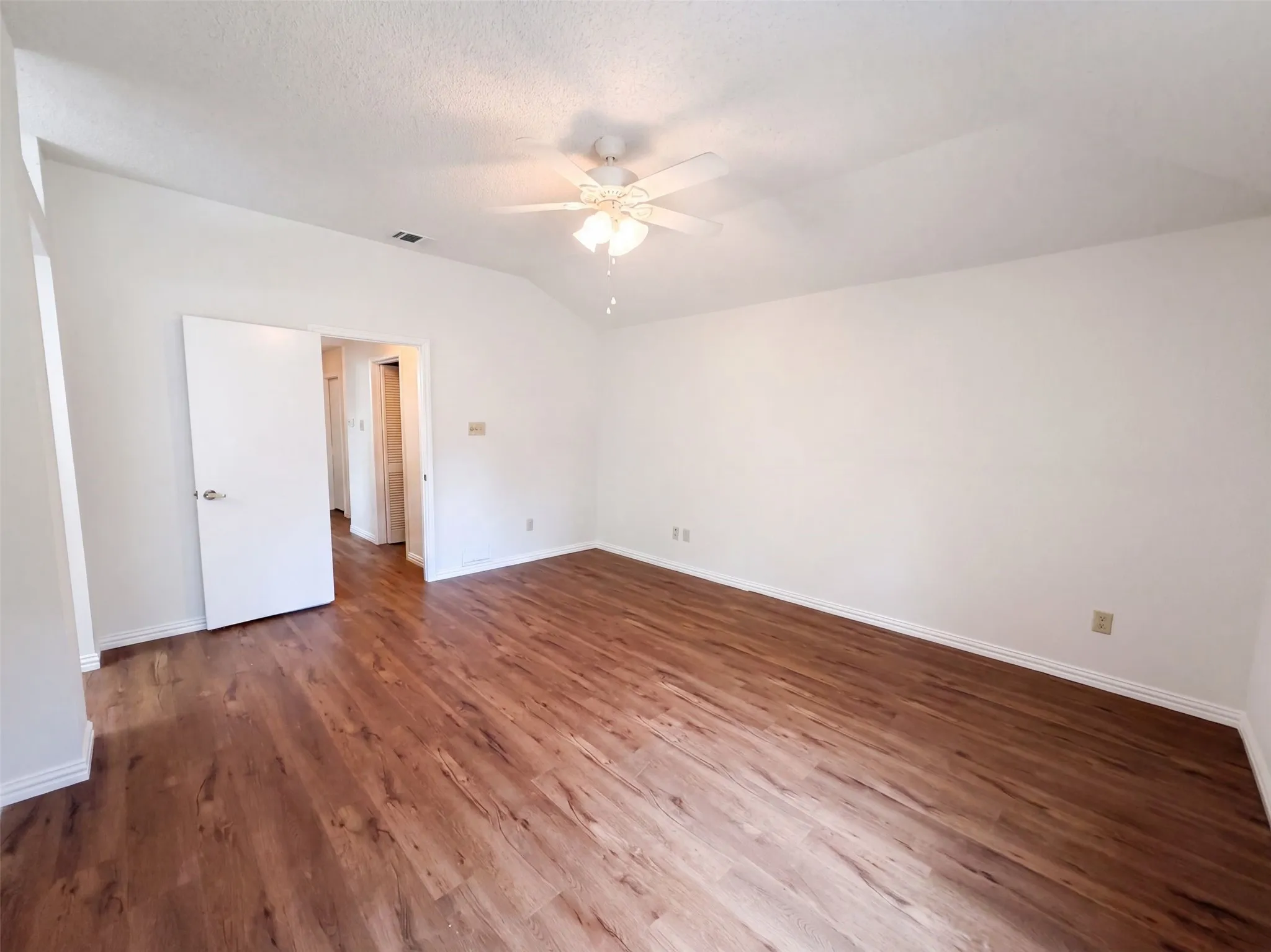 Single Family Residence For Sale in Dallas County , 301 Hillside Court, Garland, Texas 75043, 3 Bedroom, 2 Bathroom, 2 Garage spaces, 1,612 Sqft, built in 1985, mls#21371141, Real Estate Agent in Garland, Homes For Sale in Dallas county, Homes For Sale in Garland, Realtor in Garland Texas, Real Estate Brokerage Independent Realty Texas, Luminita Cordes Realtor