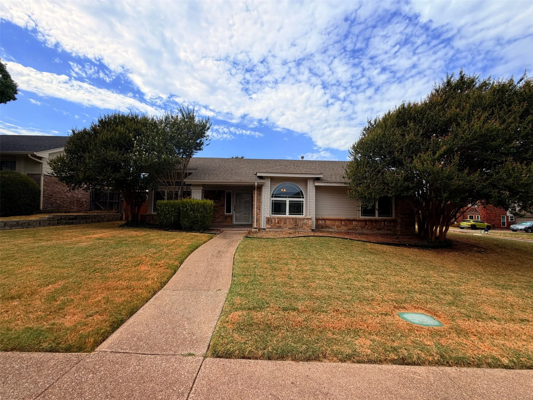 Single Family Residence For Sale in Dallas County , 301 Hillside Court, Garland, Texas 75043, 3 Bedroom, 2 Bathroom, 2 Garage spaces, 1,612 Sqft, built in 1985, mls#21371141, Real Estate Agent in Garland, Homes For Sale in Dallas county, Homes For Sale in Garland, Realtor in Garland Texas, Real Estate Brokerage Independent Realty Texas, Luminita Cordes Realtor