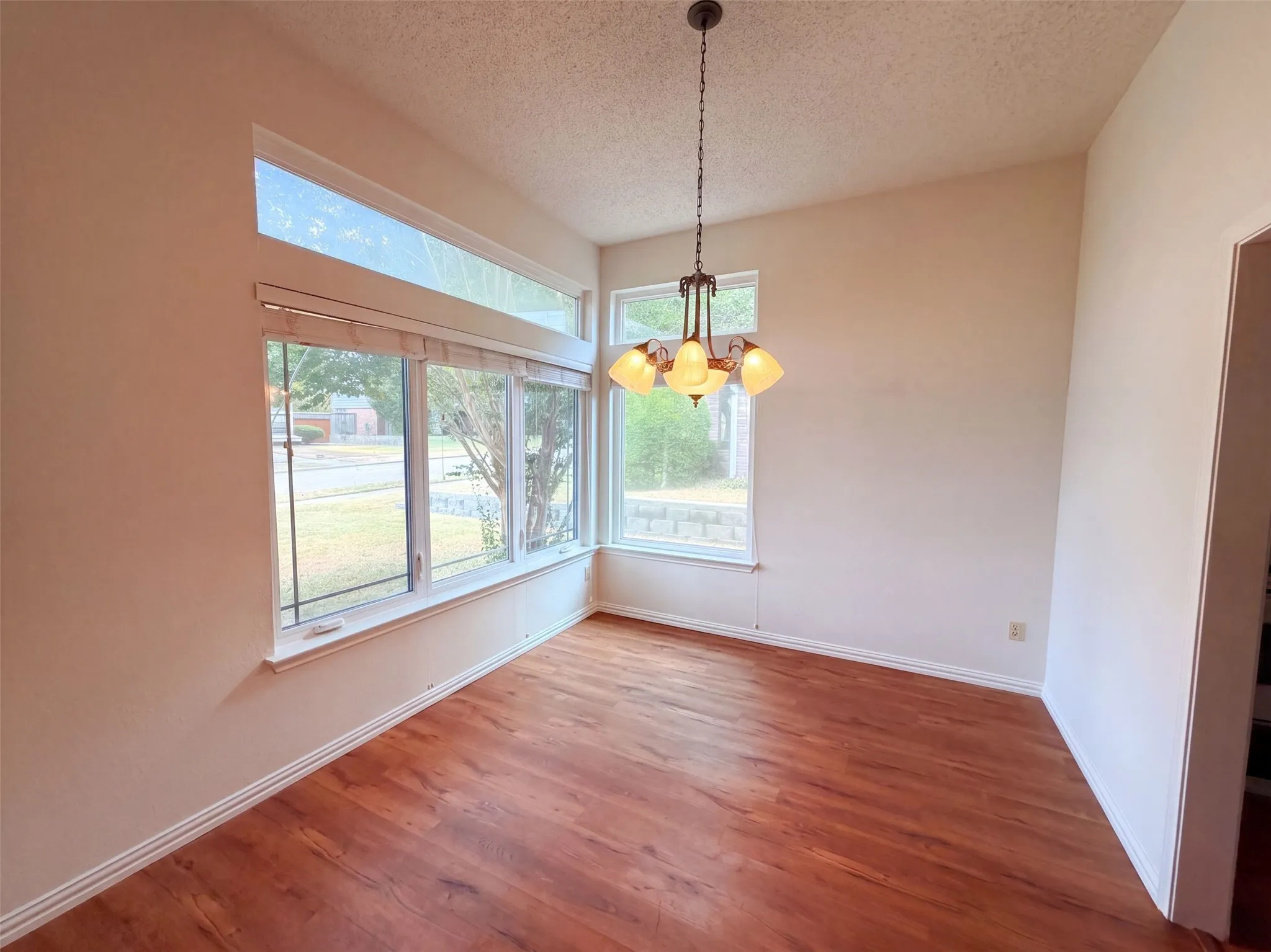 Single Family Residence For Sale in Dallas County , 301 Hillside Court, Garland, Texas 75043, 3 Bedroom, 2 Bathroom, 2 Garage spaces, 1,612 Sqft, built in 1985, mls#21371141, Real Estate Agent in Garland, Homes For Sale in Dallas county, Homes For Sale in Garland, Realtor in Garland Texas, Real Estate Brokerage Independent Realty Texas, Luminita Cordes Realtor