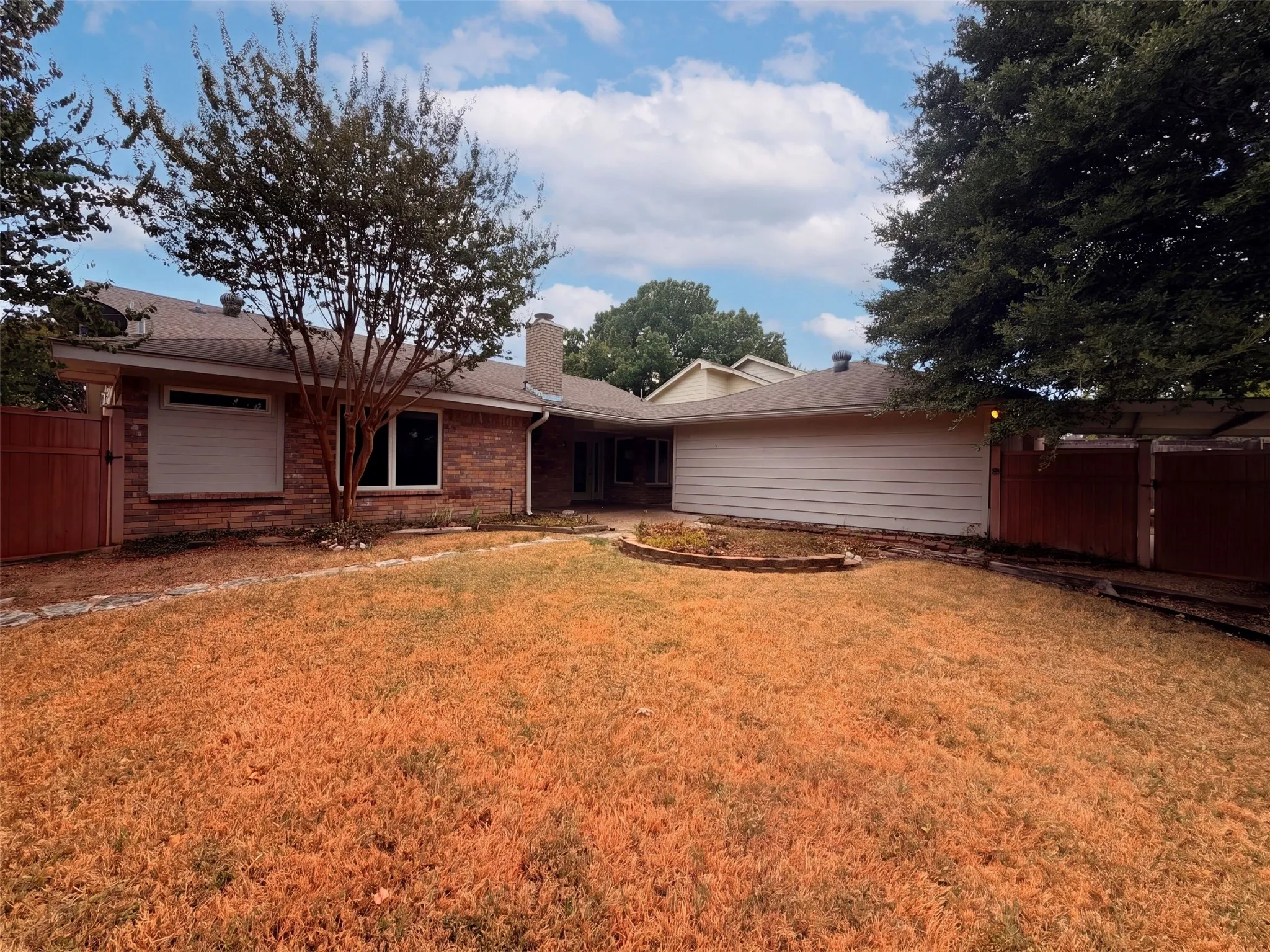 Single Family Residence For Sale in Dallas County , 301 Hillside Court, Garland, Texas 75043, 3 Bedroom, 2 Bathroom, 2 Garage spaces, 1,612 Sqft, built in 1985, mls#21371141, Real Estate Agent in Garland, Homes For Sale in Dallas county, Homes For Sale in Garland, Realtor in Garland Texas, Real Estate Brokerage Independent Realty Texas, Luminita Cordes Realtor