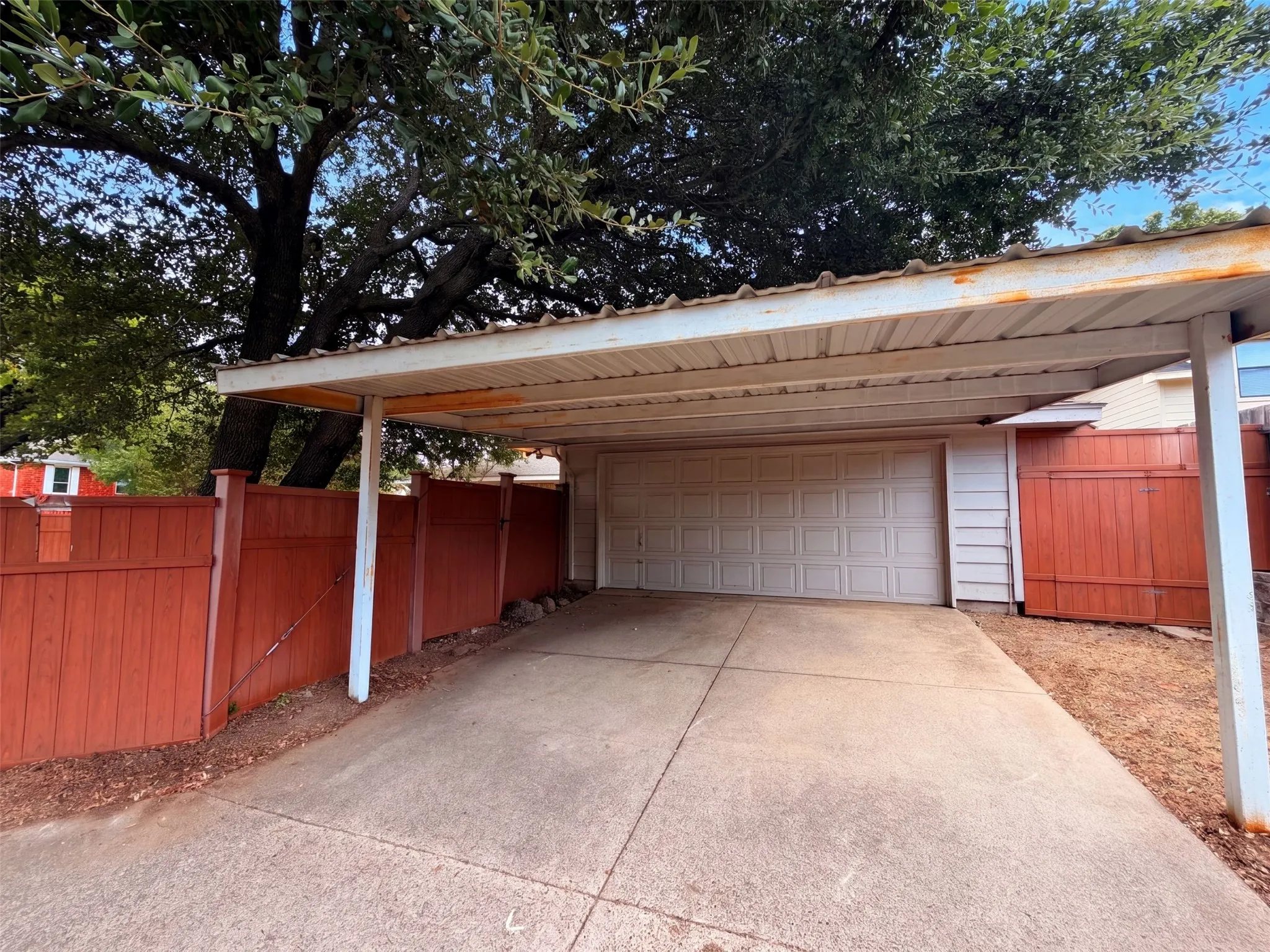 Single Family Residence For Sale in Dallas County , 301 Hillside Court, Garland, Texas 75043, 3 Bedroom, 2 Bathroom, 2 Garage spaces, 1,612 Sqft, built in 1985, mls#21371141, Real Estate Agent in Garland, Homes For Sale in Dallas county, Homes For Sale in Garland, Realtor in Garland Texas, Real Estate Brokerage Independent Realty Texas, Luminita Cordes Realtor