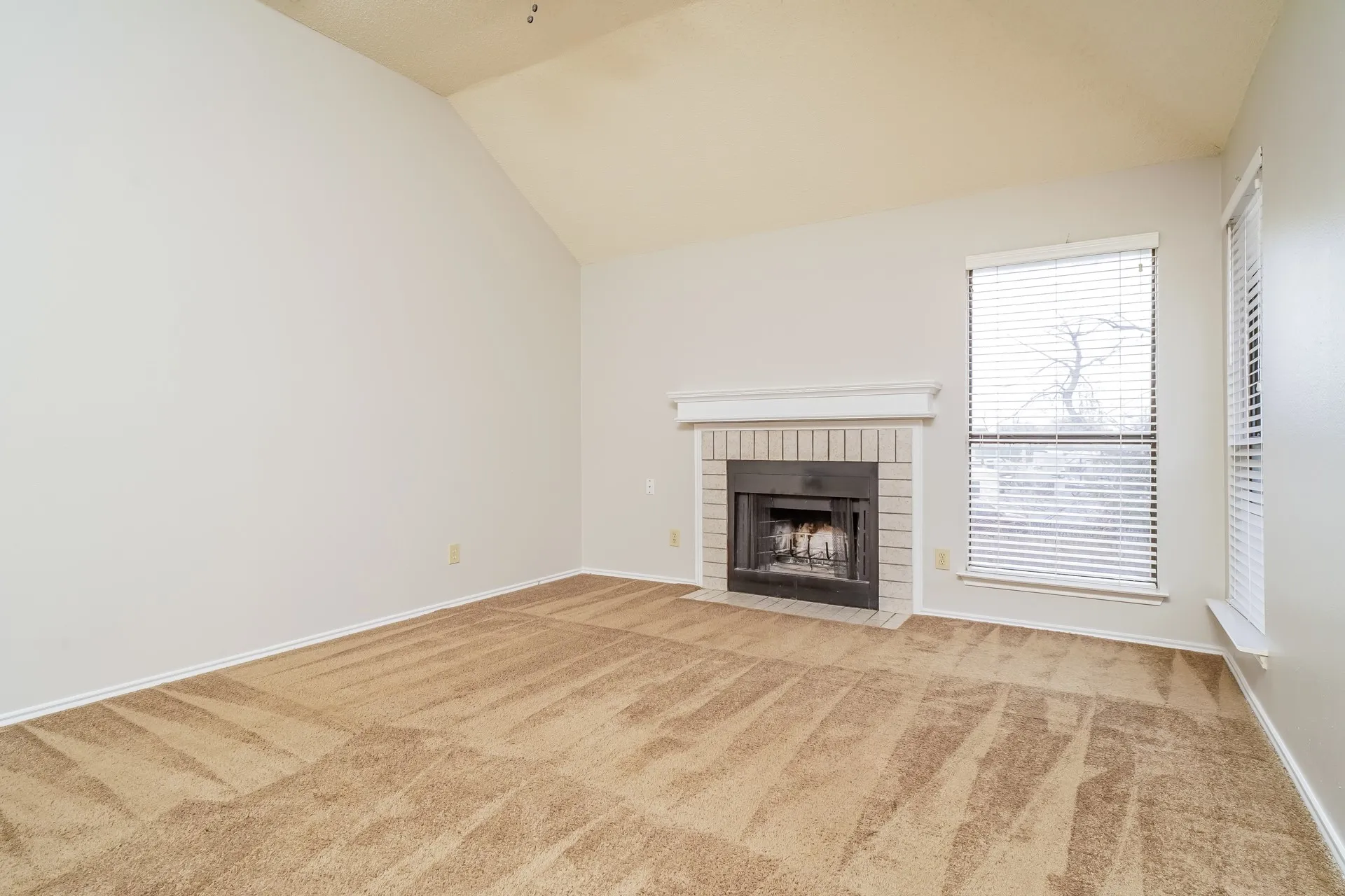 Single Family Residence For Rent in Denton County , 1323 Jasmine Drive, Lewisville, Texas 75077, 3 Bedroom, 2 Bathroom, 2 Garage spaces, 1,636 Sqft, built in 1986, mls#21371153, Real Estate Agent in Lewisville, Homes For Rent in Denton county, Homes For Rent in Lewisville, Realtor in Lewisville Texas, Real Estate Brokerage Independent Realty Texas, Luminita Cordes Realtor