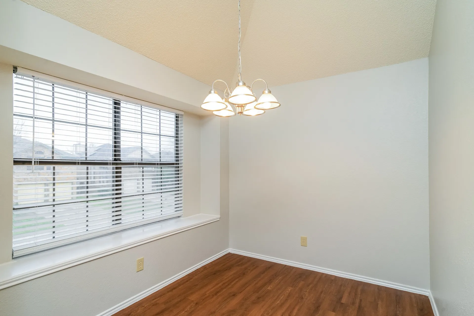 Single Family Residence For Rent in Denton County , 1323 Jasmine Drive, Lewisville, Texas 75077, 3 Bedroom, 2 Bathroom, 2 Garage spaces, 1,636 Sqft, built in 1986, mls#21371153, Real Estate Agent in Lewisville, Homes For Rent in Denton county, Homes For Rent in Lewisville, Realtor in Lewisville Texas, Real Estate Brokerage Independent Realty Texas, Luminita Cordes Realtor