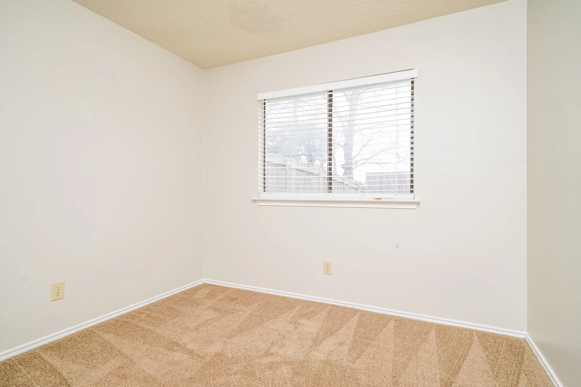Single Family Residence For Rent in Denton County , 1323 Jasmine Drive, Lewisville, Texas 75077, 3 Bedroom, 2 Bathroom, 2 Garage spaces, 1,636 Sqft, built in 1986, mls#21371153, Real Estate Agent in Lewisville, Homes For Rent in Denton county, Homes For Rent in Lewisville, Realtor in Lewisville Texas, Real Estate Brokerage Independent Realty Texas, Luminita Cordes Realtor