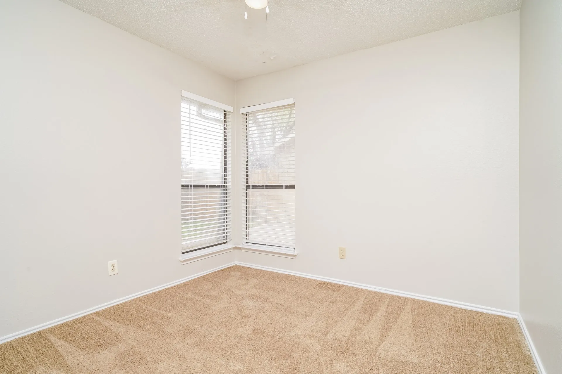 Single Family Residence For Rent in Denton County , 1323 Jasmine Drive, Lewisville, Texas 75077, 3 Bedroom, 2 Bathroom, 2 Garage spaces, 1,636 Sqft, built in 1986, mls#21371153, Real Estate Agent in Lewisville, Homes For Rent in Denton county, Homes For Rent in Lewisville, Realtor in Lewisville Texas, Real Estate Brokerage Independent Realty Texas, Luminita Cordes Realtor