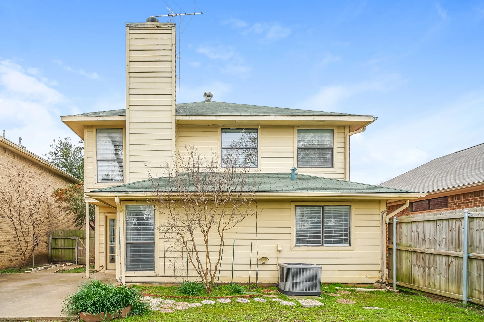 Single Family Residence For Rent in Denton County , 1323 Jasmine Drive, Lewisville, Texas 75077, 3 Bedroom, 2 Bathroom, 2 Garage spaces, 1,636 Sqft, built in 1986, mls#21371153, Real Estate Agent in Lewisville, Homes For Rent in Denton county, Homes For Rent in Lewisville, Realtor in Lewisville Texas, Real Estate Brokerage Independent Realty Texas, Luminita Cordes Realtor