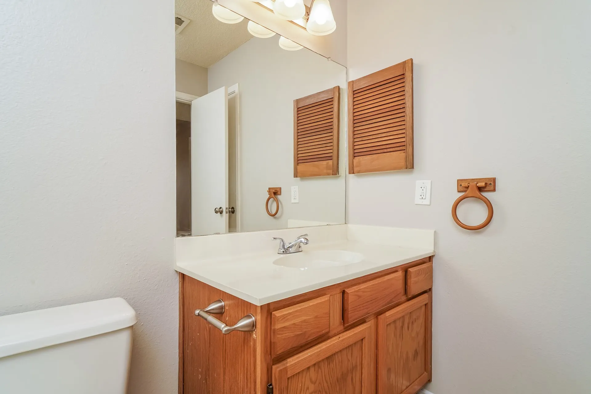 Single Family Residence For Rent in Denton County , 1323 Jasmine Drive, Lewisville, Texas 75077, 3 Bedroom, 2 Bathroom, 2 Garage spaces, 1,636 Sqft, built in 1986, mls#21371153, Real Estate Agent in Lewisville, Homes For Rent in Denton county, Homes For Rent in Lewisville, Realtor in Lewisville Texas, Real Estate Brokerage Independent Realty Texas, Luminita Cordes Realtor