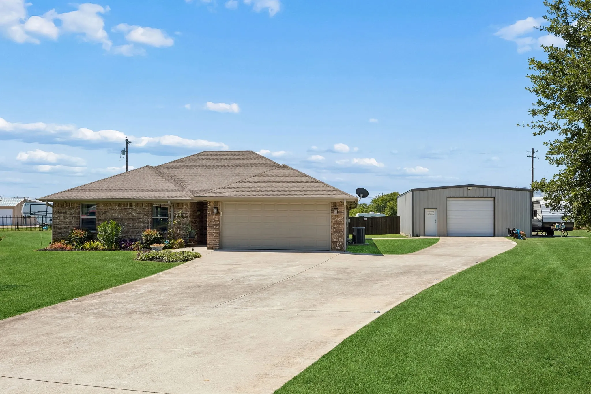 Single Family Residence For Sale in Denton County , 206 King George Way, Ponder, Texas 76259, 3 Bedroom, 2 Bathroom, 2 Garage spaces, 1,275 Sqft, built in 2015, mls#21369803, Real Estate Agent in Ponder, Homes For Sale in Denton county, Homes For Sale in Ponder, Realtor in Ponder Texas, Real Estate Brokerage Independent Realty Texas, Luminita Cordes Realtor