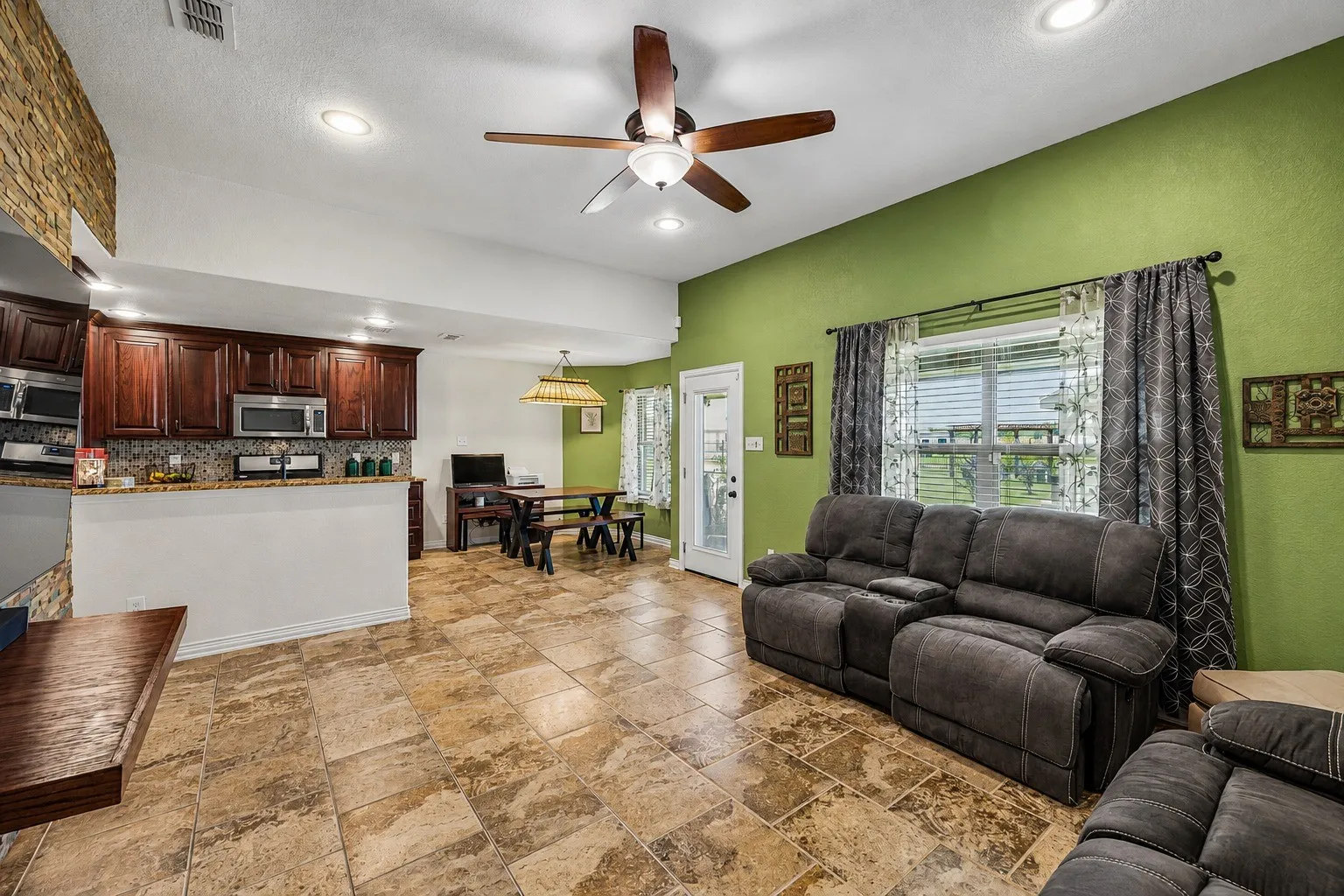 Single Family Residence For Sale in Denton County , 206 King George Way, Ponder, Texas 76259, 3 Bedroom, 2 Bathroom, 2 Garage spaces, 1,275 Sqft, built in 2015, mls#21369803, Real Estate Agent in Ponder, Homes For Sale in Denton county, Homes For Sale in Ponder, Realtor in Ponder Texas, Real Estate Brokerage Independent Realty Texas, Luminita Cordes Realtor