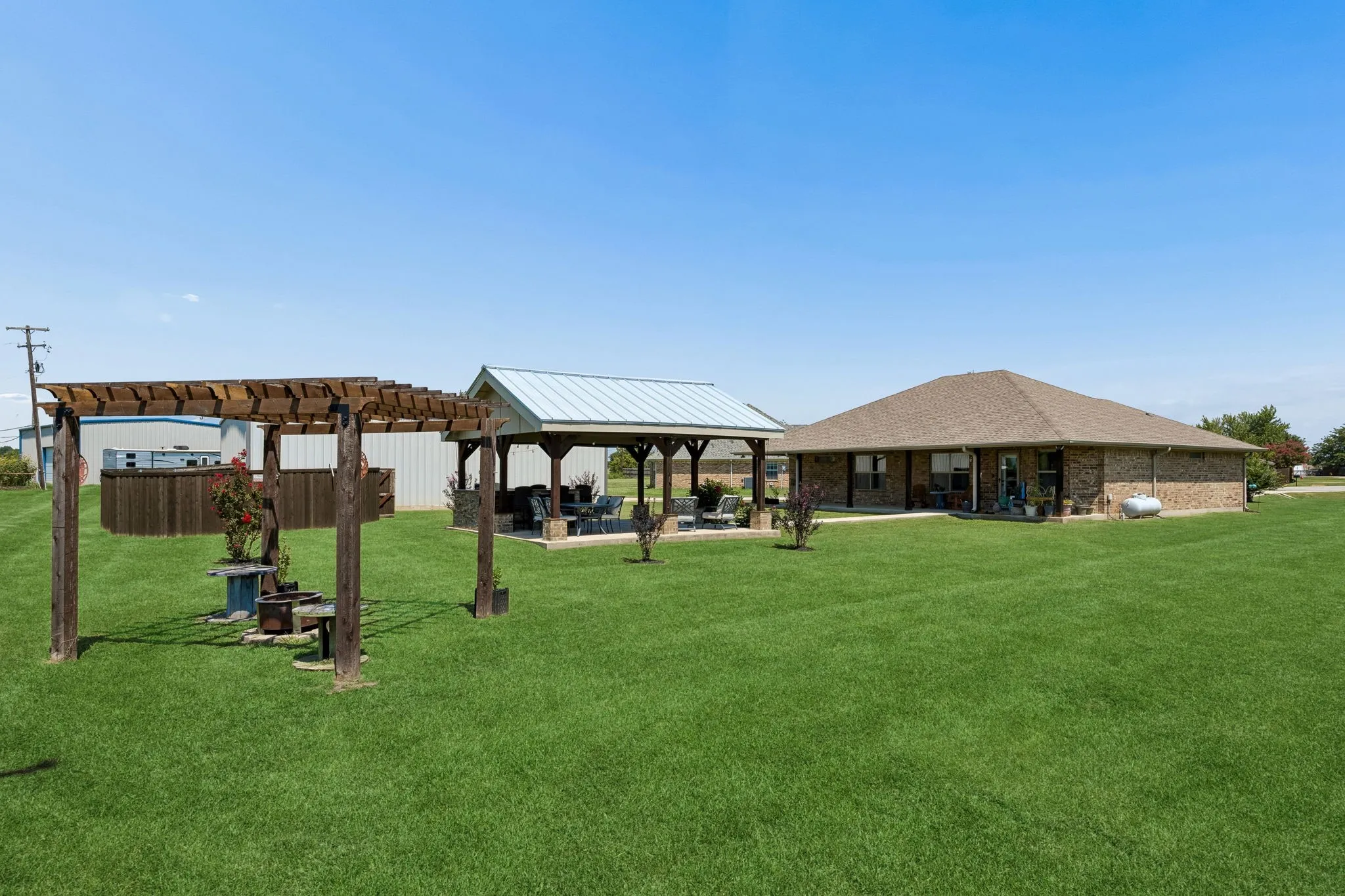 Single Family Residence For Sale in Denton County , 206 King George Way, Ponder, Texas 76259, 3 Bedroom, 2 Bathroom, 2 Garage spaces, 1,275 Sqft, built in 2015, mls#21369803, Real Estate Agent in Ponder, Homes For Sale in Denton county, Homes For Sale in Ponder, Realtor in Ponder Texas, Real Estate Brokerage Independent Realty Texas, Luminita Cordes Realtor