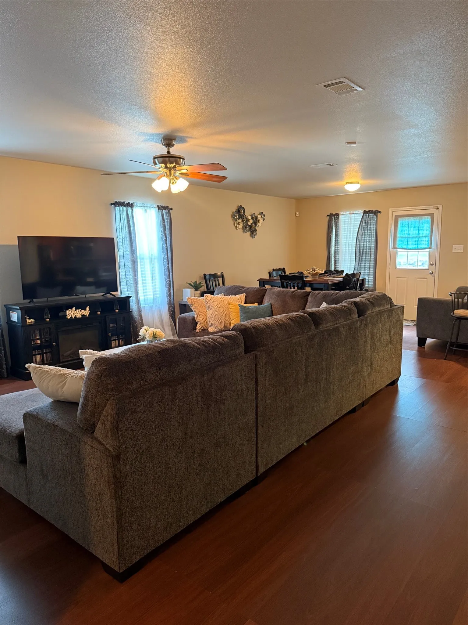Single Family Residence For Sale in Dallas County , 1331 Newton Drive, Cedar Hill, Texas 75104, 3 Bedroom, 2 Bathroom, 2 Garage spaces, 1,614 Sqft, built in 2010, mls#21369288, Real Estate Agent in Cedar Hill, Homes For Sale in Dallas county, Homes For Sale in Cedar Hill, Realtor in Cedar Hill Texas, Real Estate Brokerage Independent Realty Texas, Luminita Cordes Realtor
